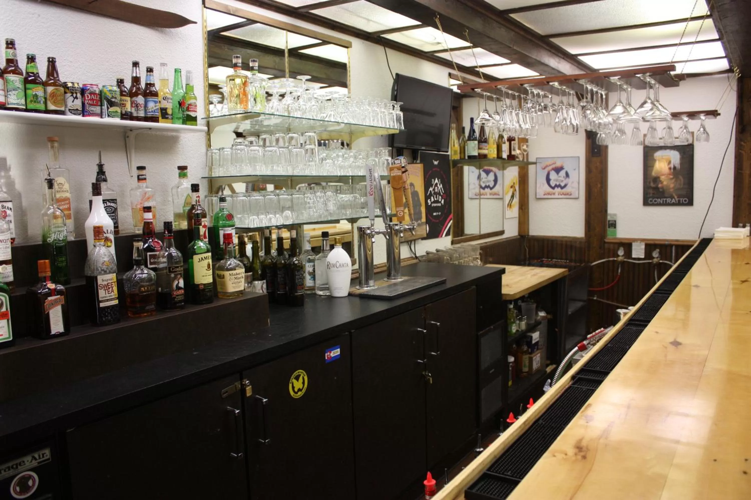 Lounge or bar in Monarch Mountain Lodge