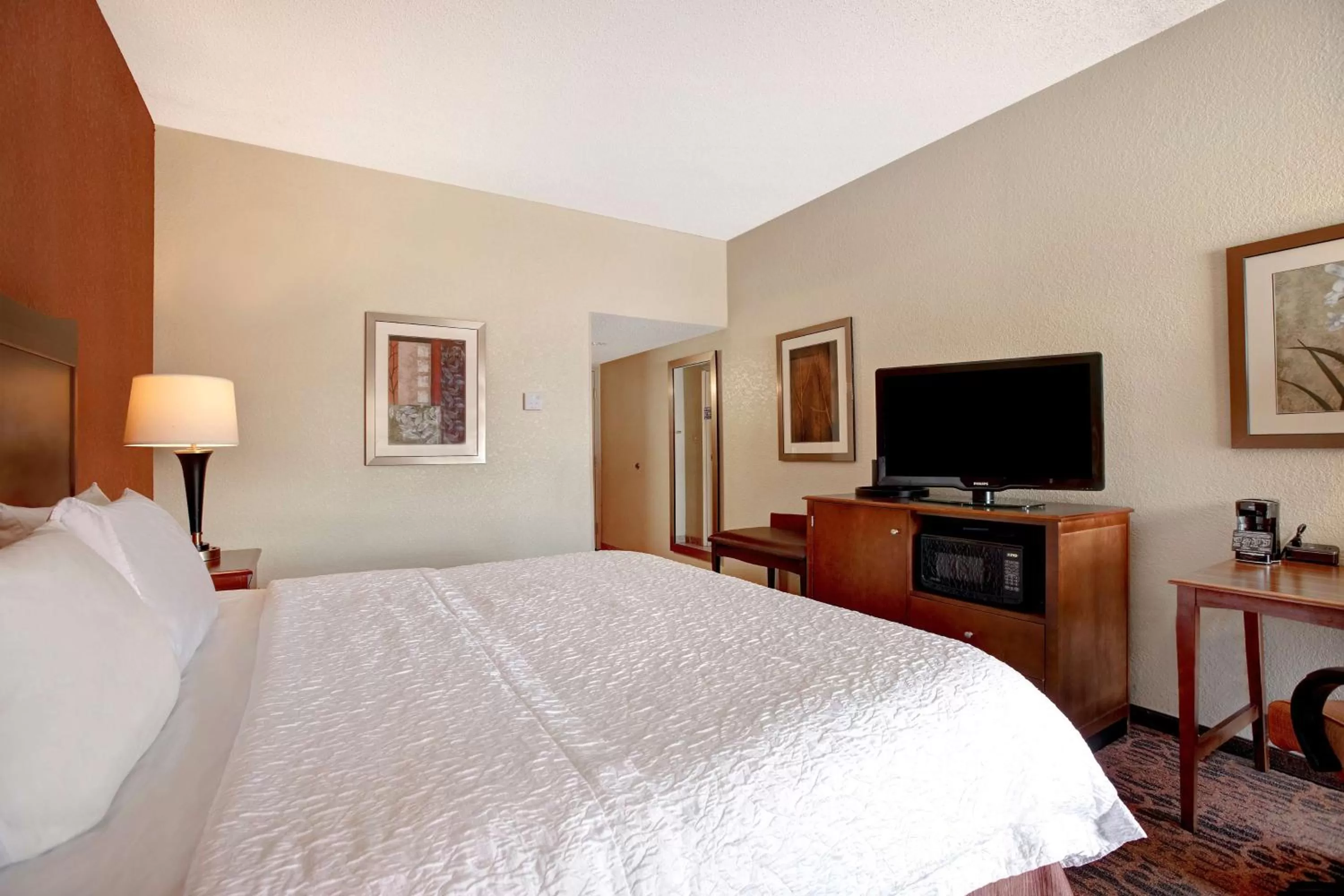 King Room with Microwave and Refrigerator - Non-Smoking in Hampton Inn Fort Wayne-Southwest