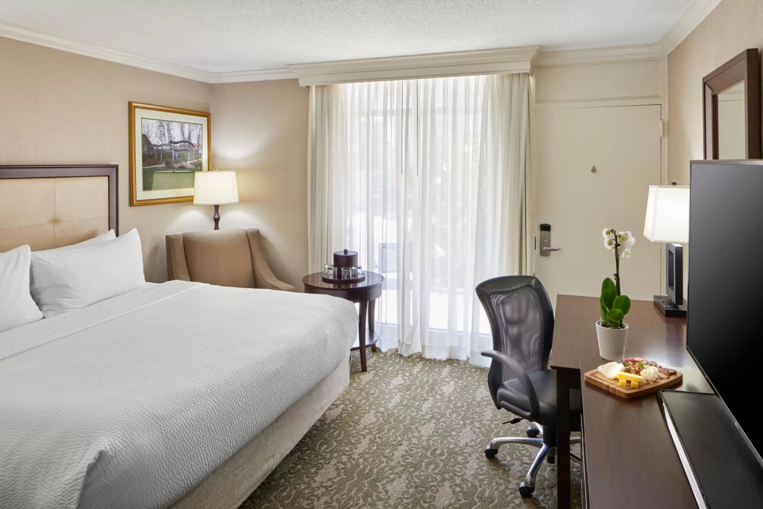 King Room with Roll-In Shower - Disability Access in Ohio University Inn and Conference Center