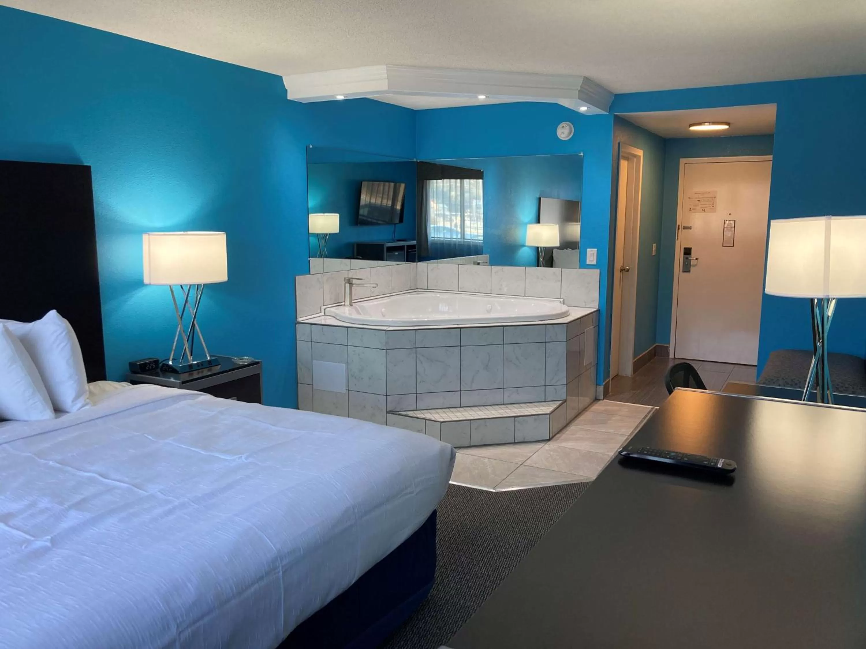 King Room with Spa Bath - Smoking in Best Western Plus Reading Inn & Suites
