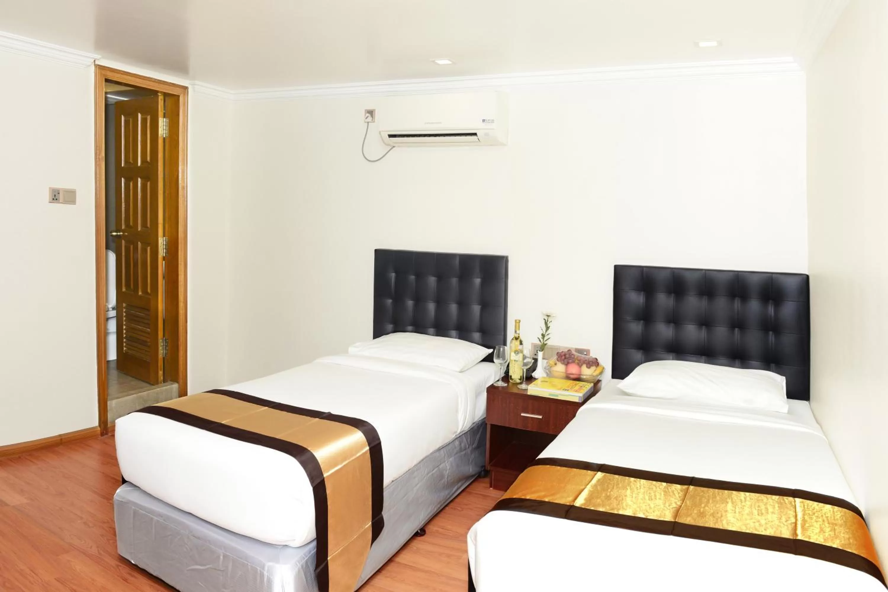 Superior Twin Room with Private Bathroom & Common Kitchen in Hotel Bond