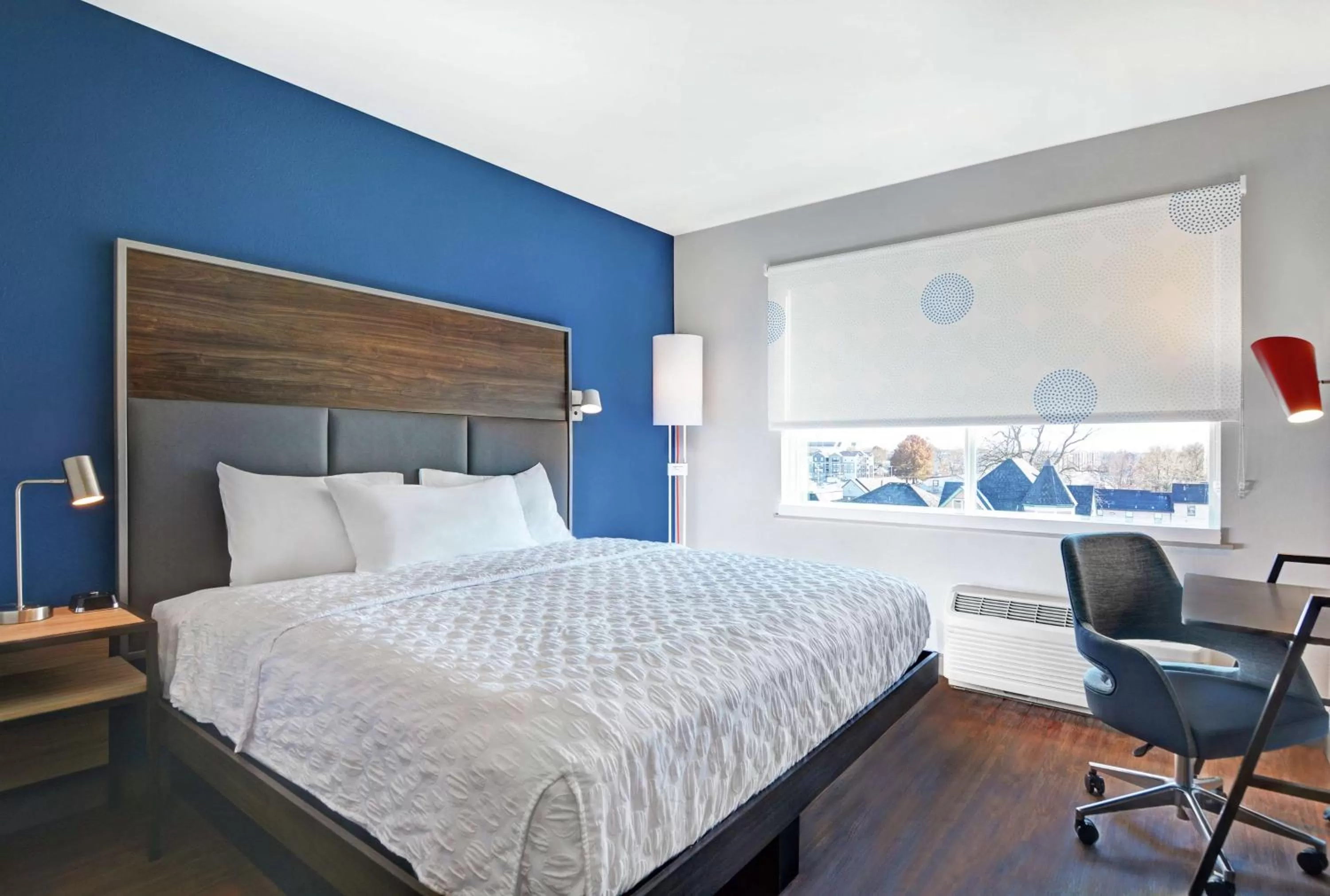 King Room with Roll-In Shower - Mobility Access in Tru By Hilton Springfield Downtown