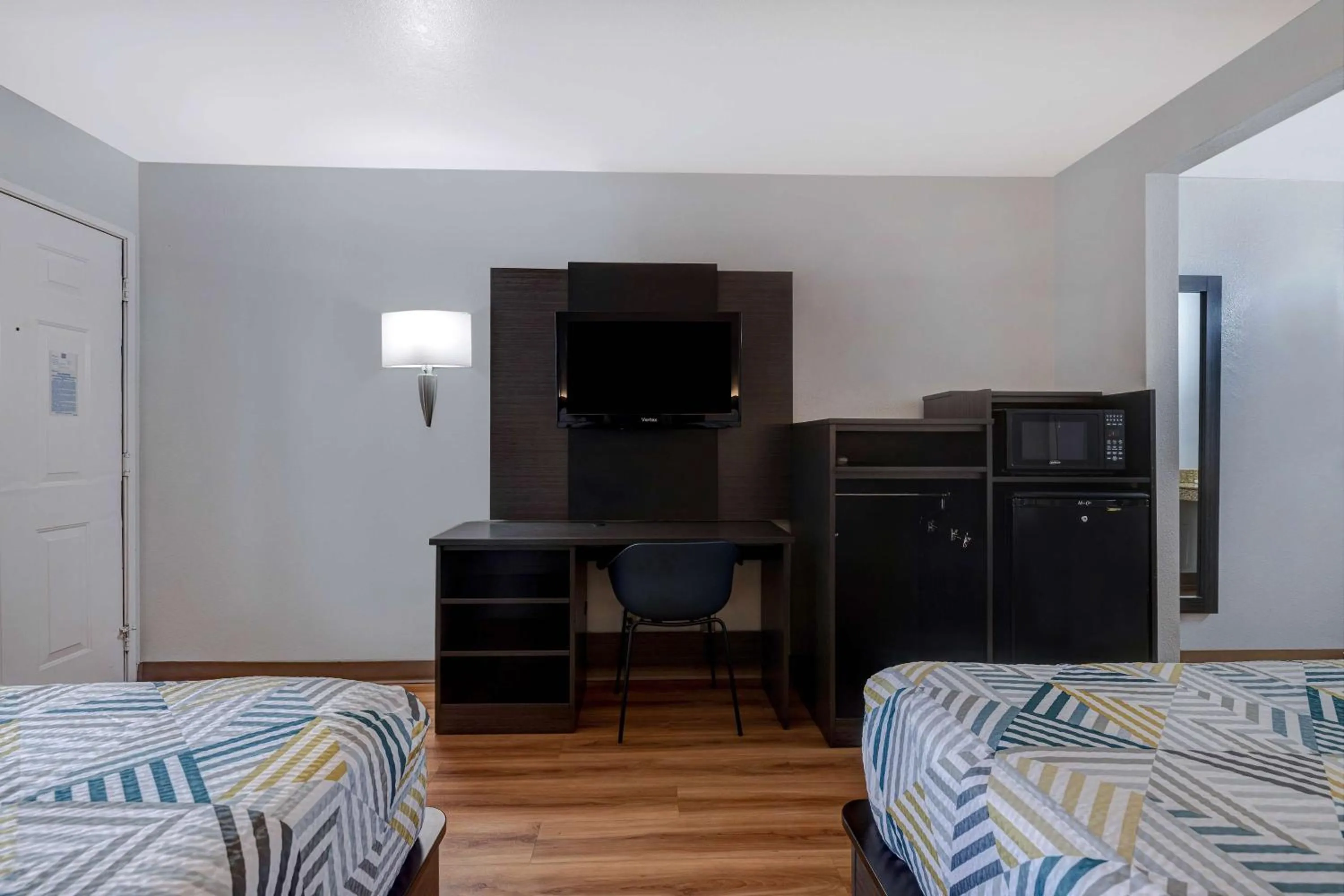 Quadruple Room - single occupancy - Disability Access - Non-Smoking in Motel 6-Buttonwillow, CA Central