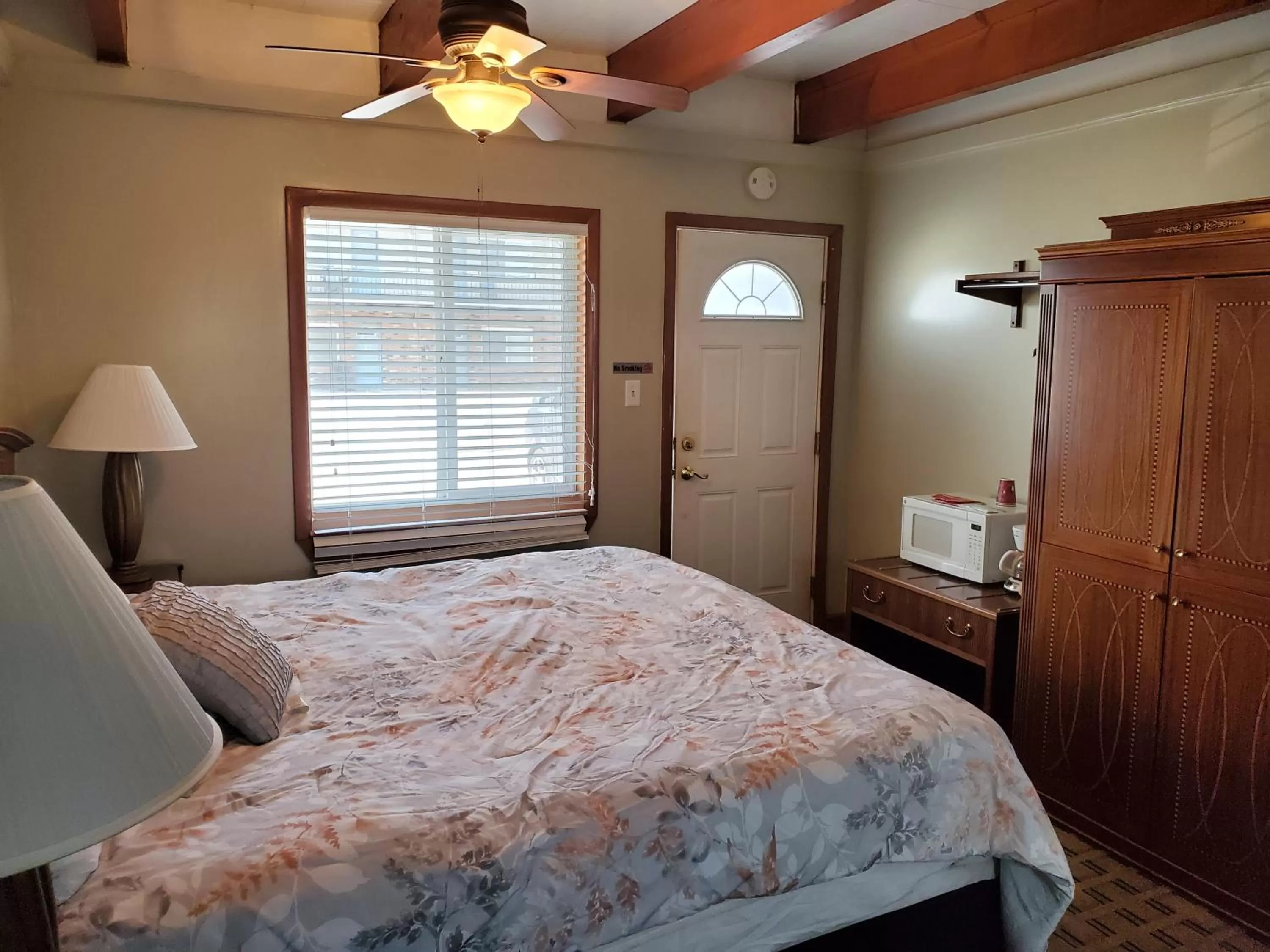 Standard King Room - single occupancy in Golden Gate Lodging
