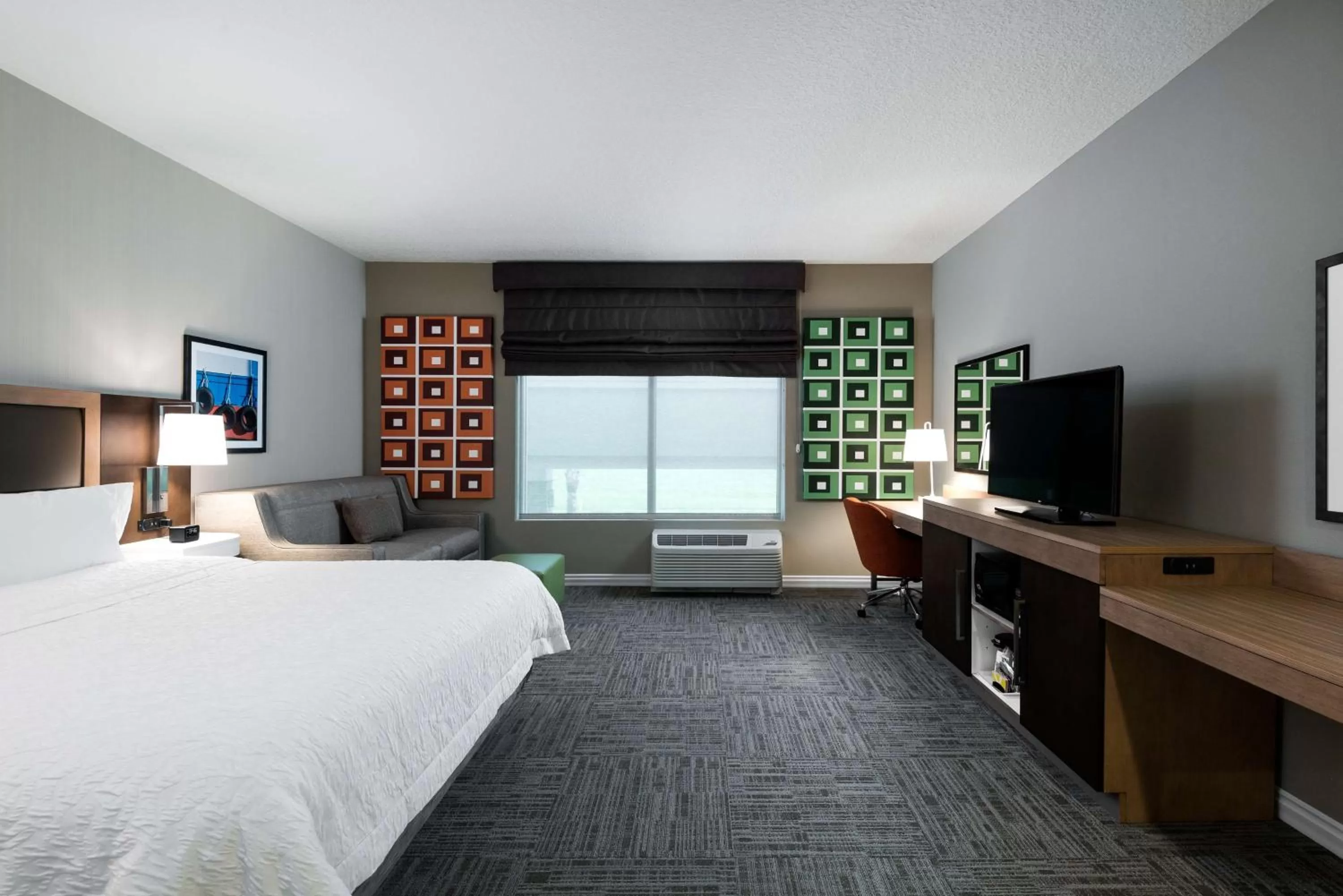 King Room with Roll-In Shower - Mobility Access/Non-Smoking in Hampton Inn & Suites West Melbourne-Palm Bay Road