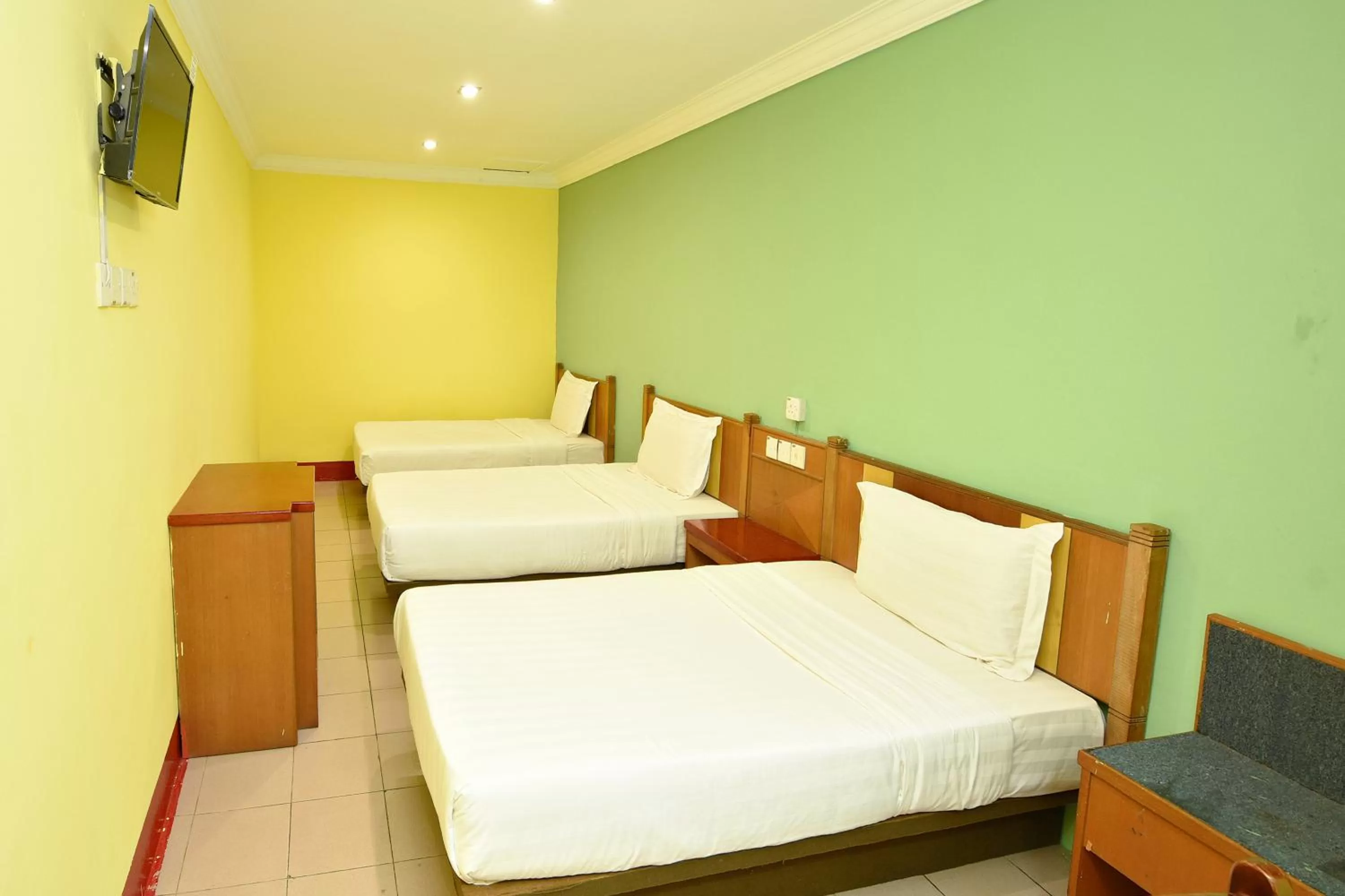 Classic Triple Room in Mandarin Inn by Glex