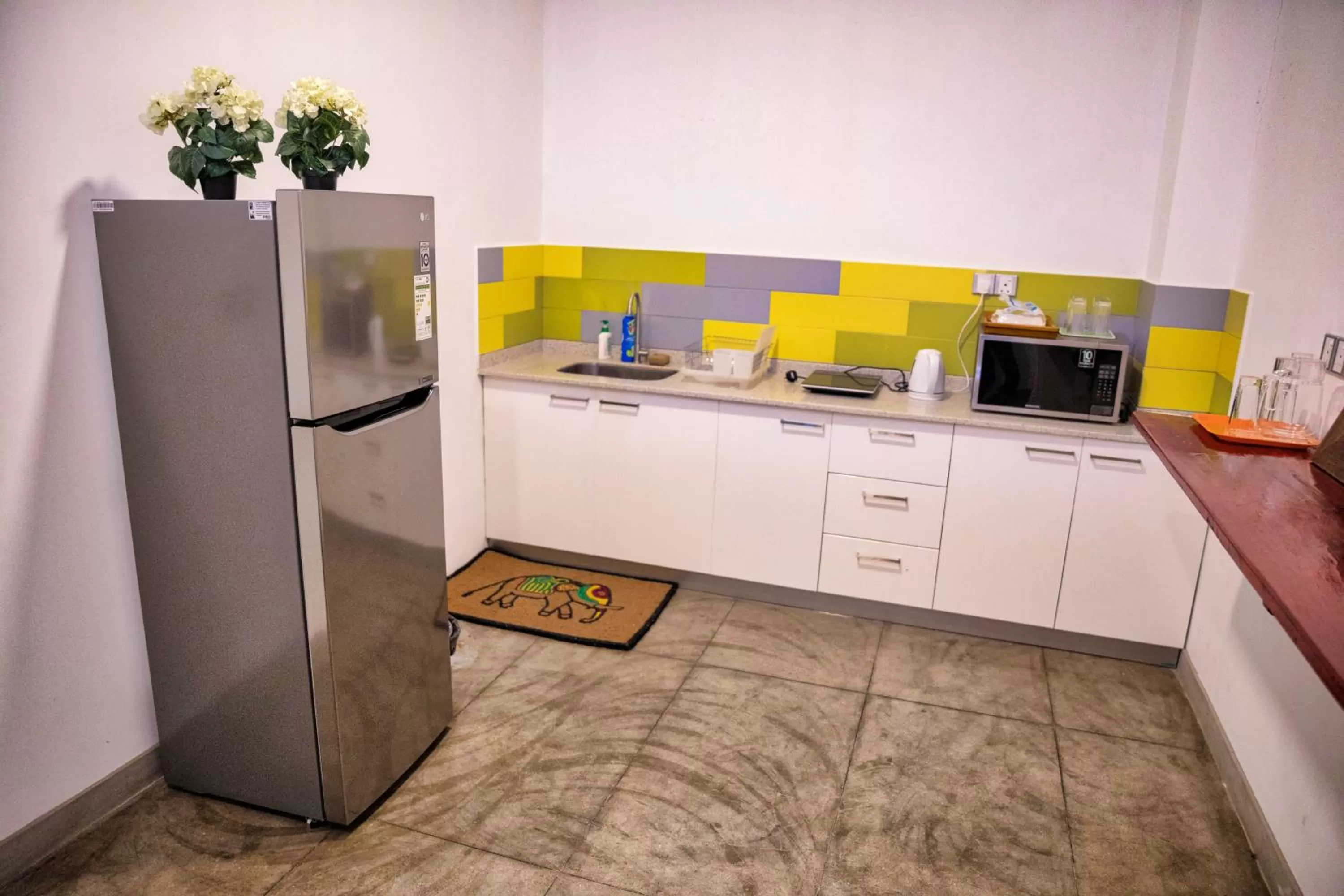 Queen Room with Shared Bathroom with 10% Discount on Laundry in C 1 Colombo Fort