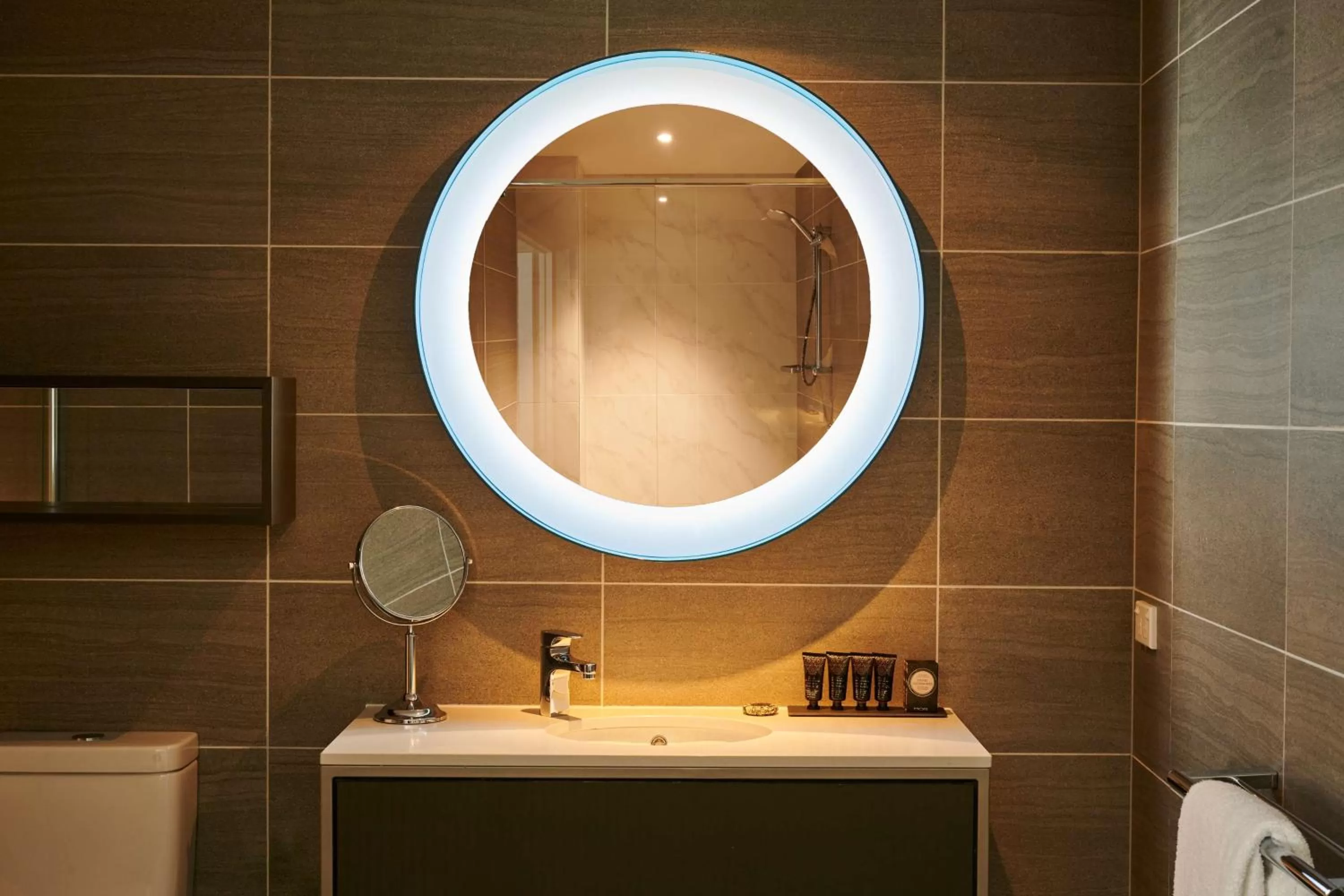 Classic Queen Room in Hotel Kurrajong Canberra