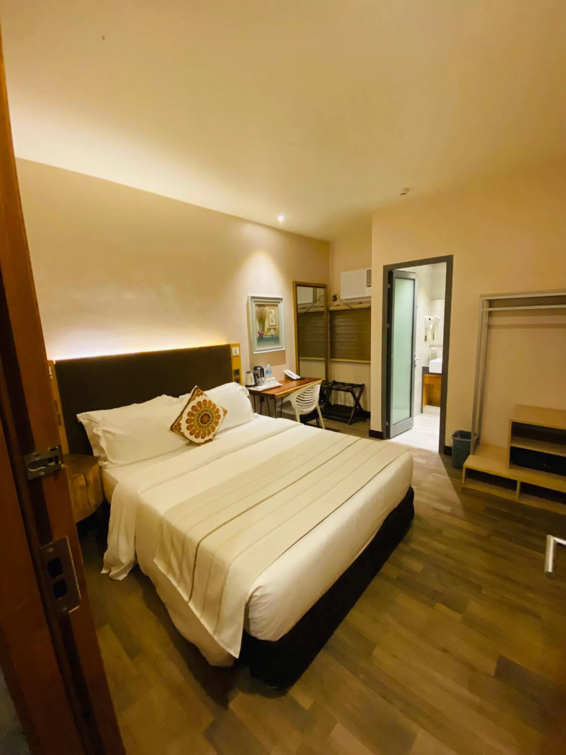 Budget Double Room in Cuna Hotel