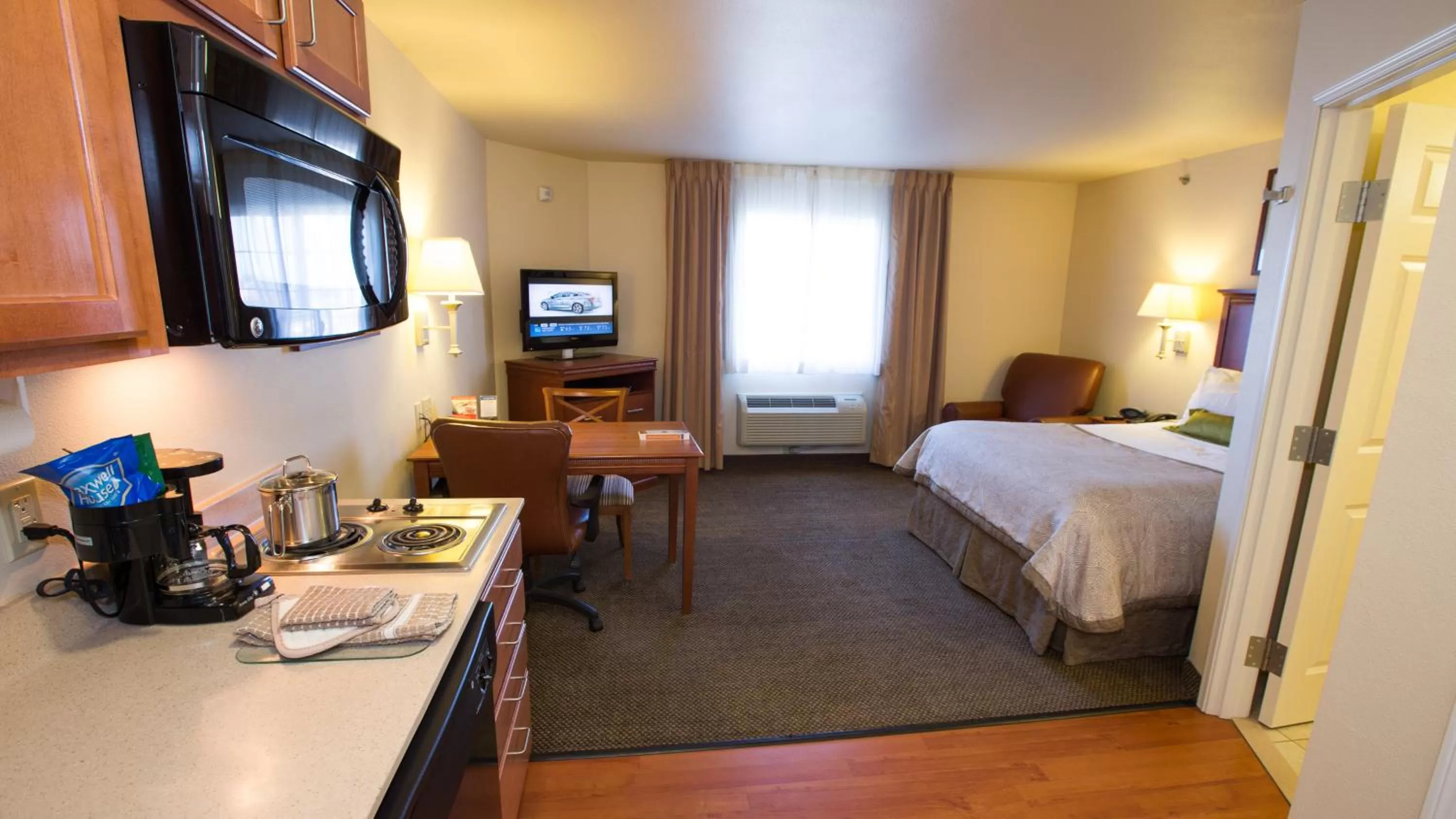 Queen Studio Suite in Candlewood Suites Springfield by IHG