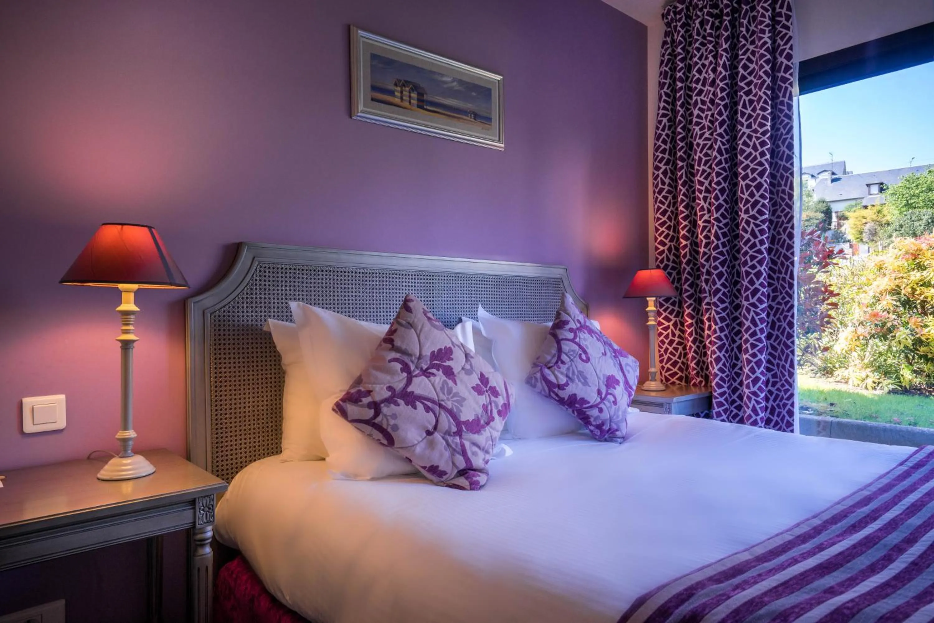 Standard Queen Room - Non-Smoking in Best Western Plus Hostellerie Du Vallon