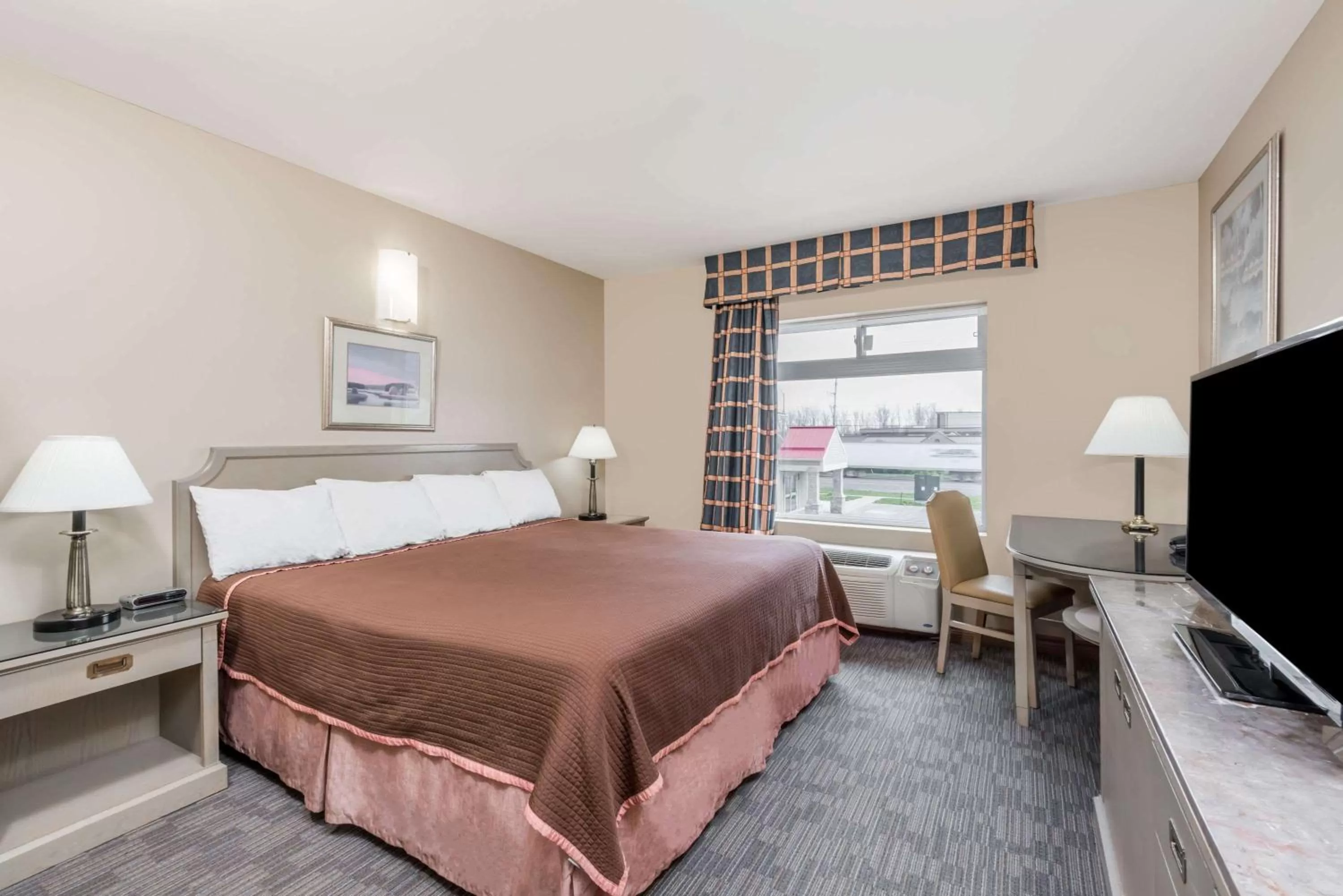 Suite with Spa Bath in London Travel Inn