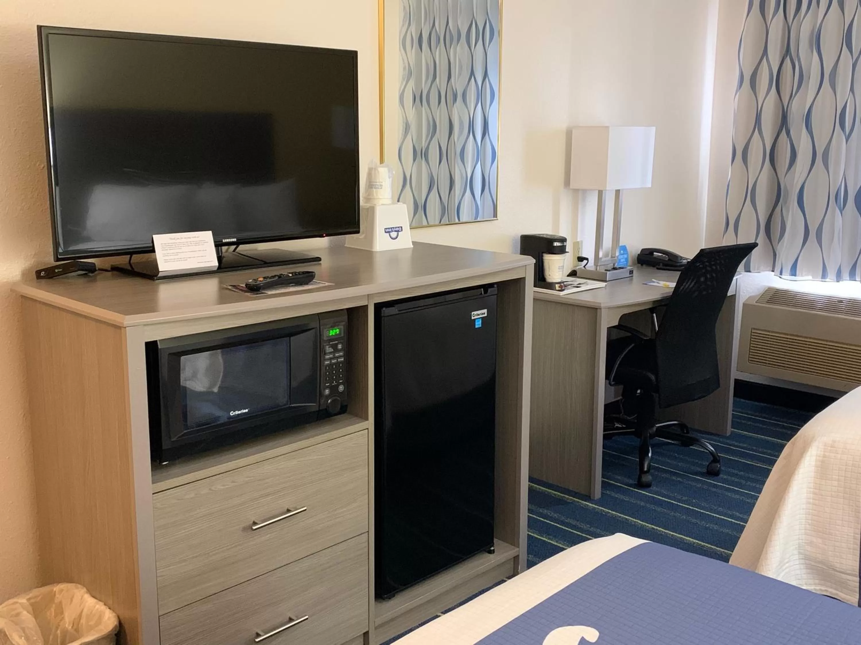 King Suite with Jetted Tub - Non-Smoking in Days Inn by Wyndham Hinckley