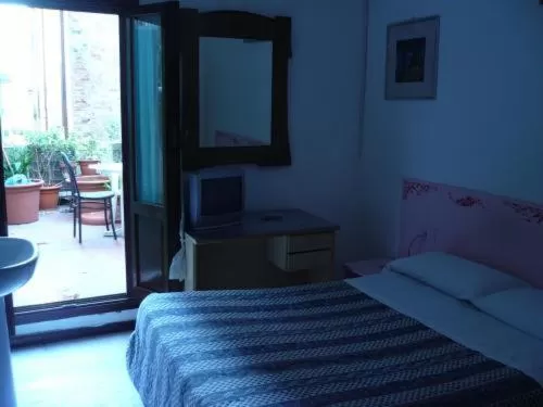 Quadruple Room with Shared Bathroom - Annex in Hotel Adua