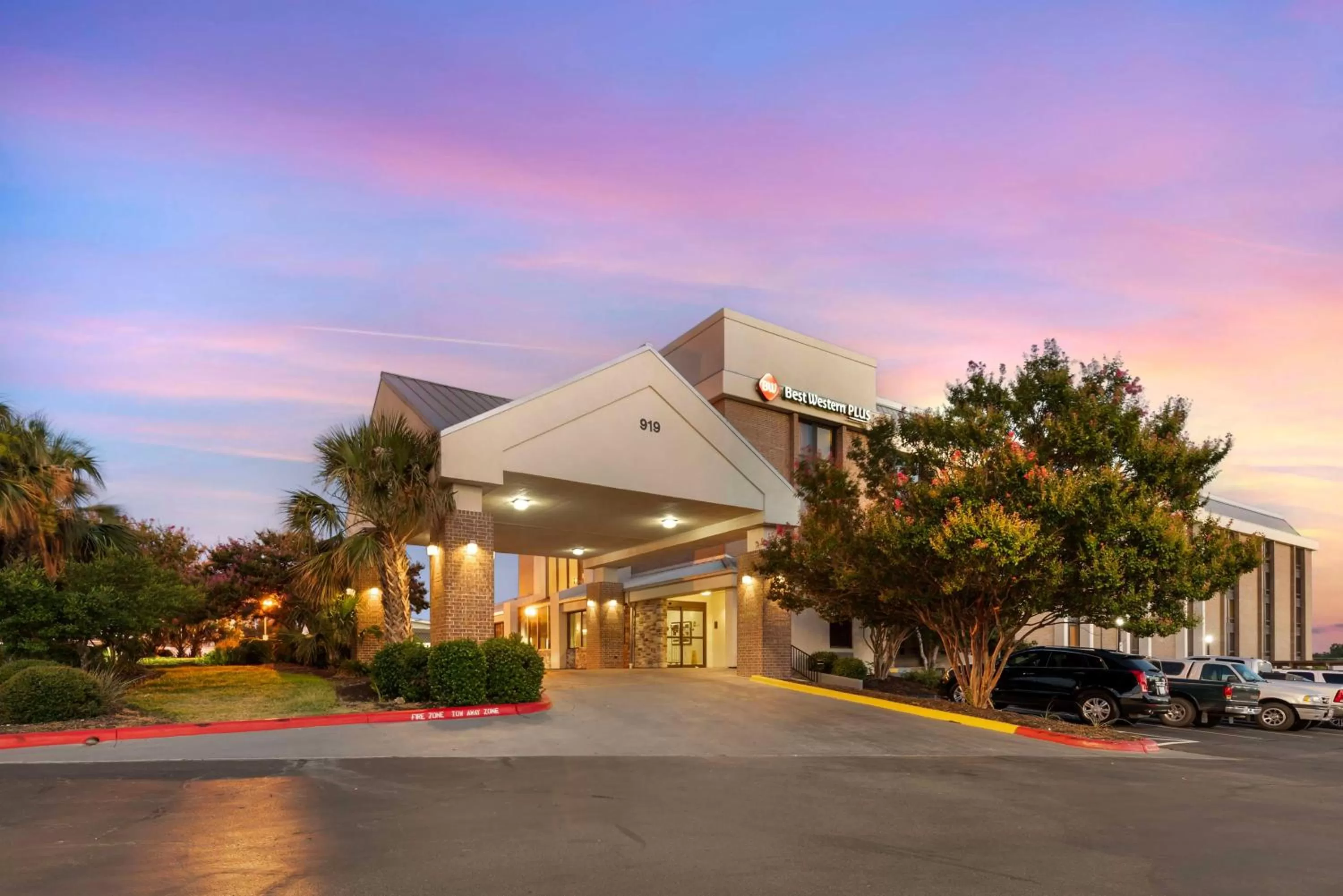 Property building in Best Western Plus Austin Central
