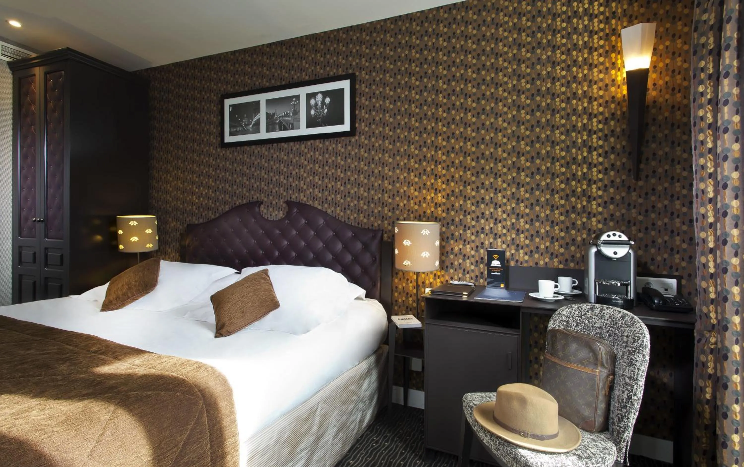 Photo of the whole room, Bed in Hôtel du Prince Eugène