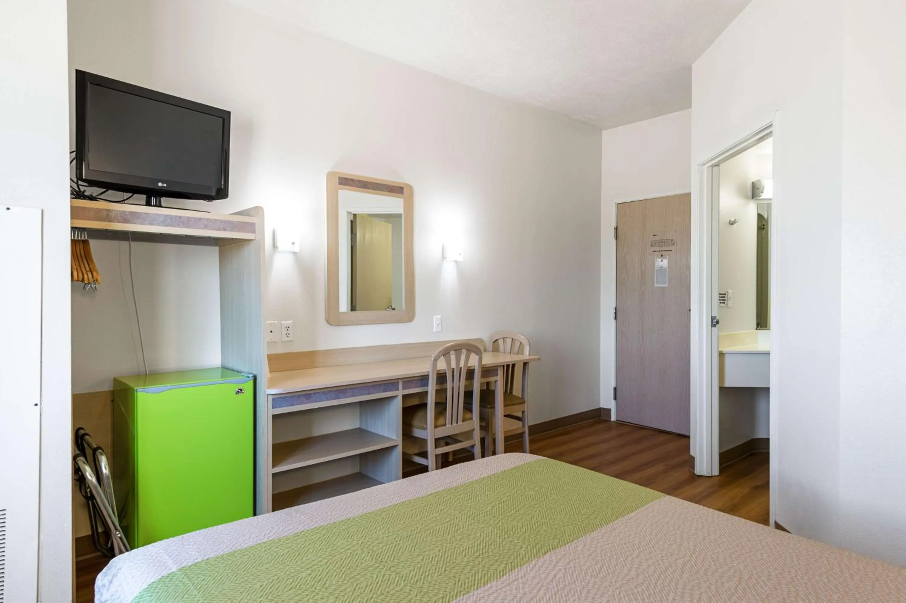 Queen Room - Non-Smoking in Motel 6-Cedar City, UT