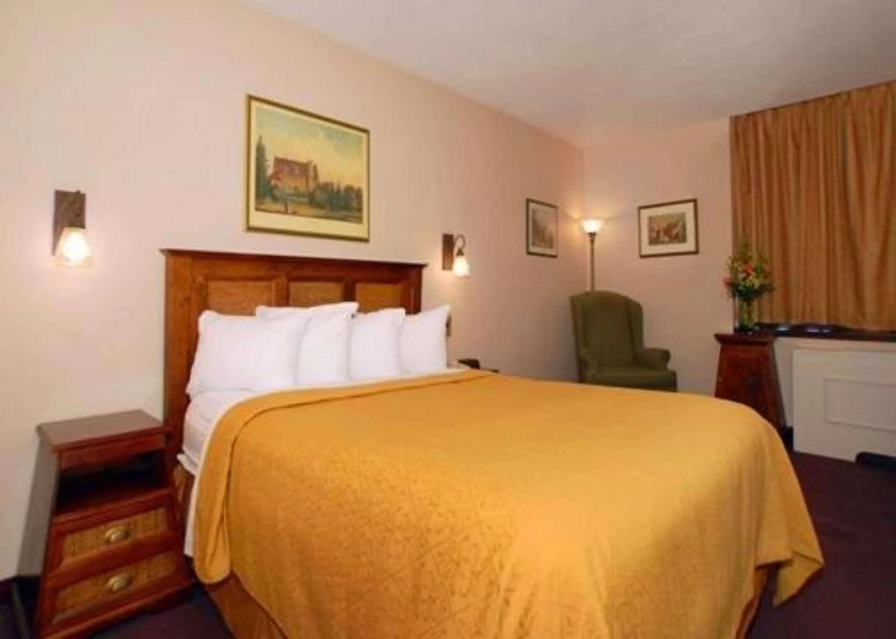 Photo of the whole room, Bed in St Lawrence hotel
