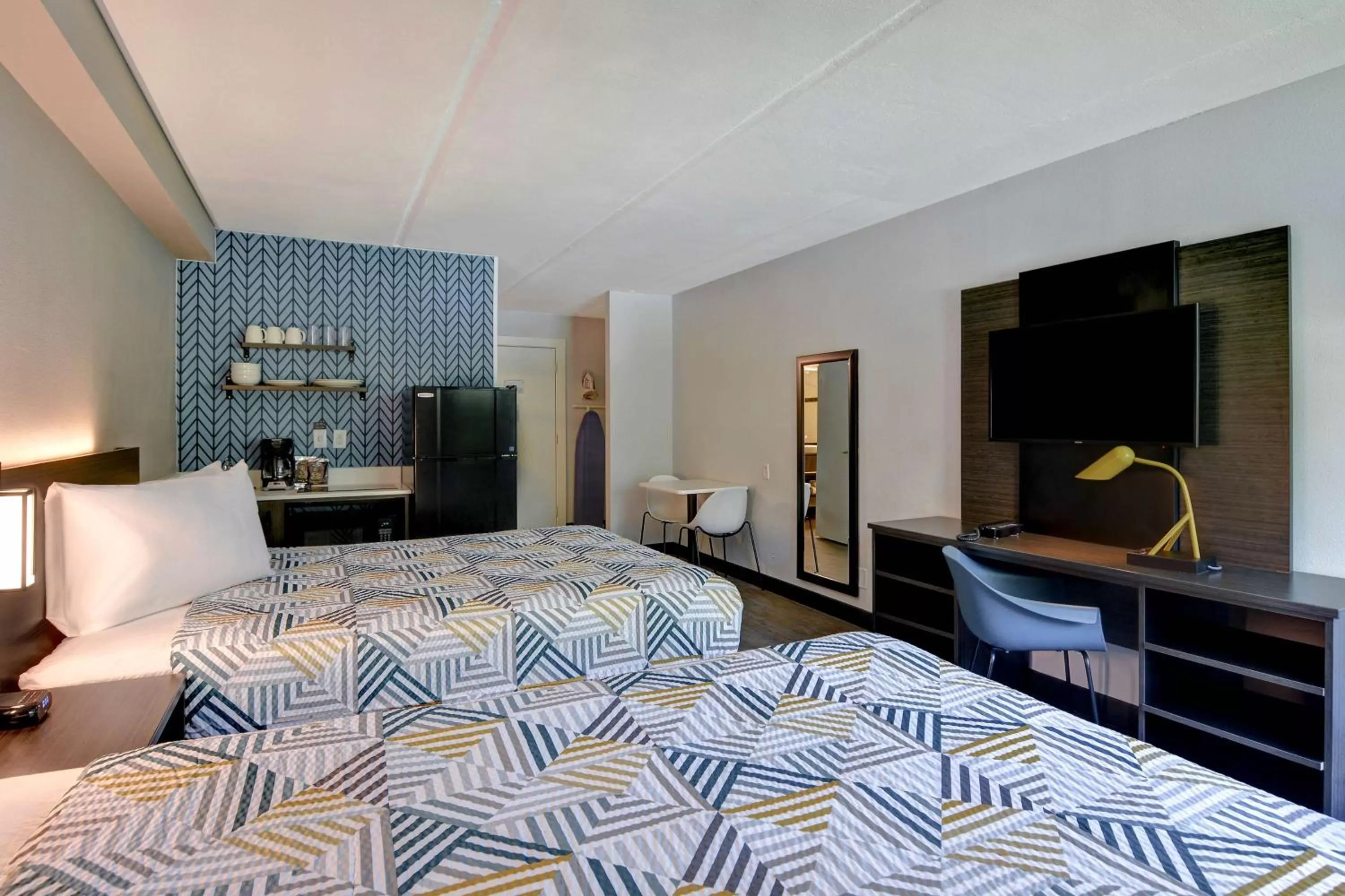 Deluxe Quadruple Room - Smoking in Studio 6-Jacksonville, FL - Baymeadows