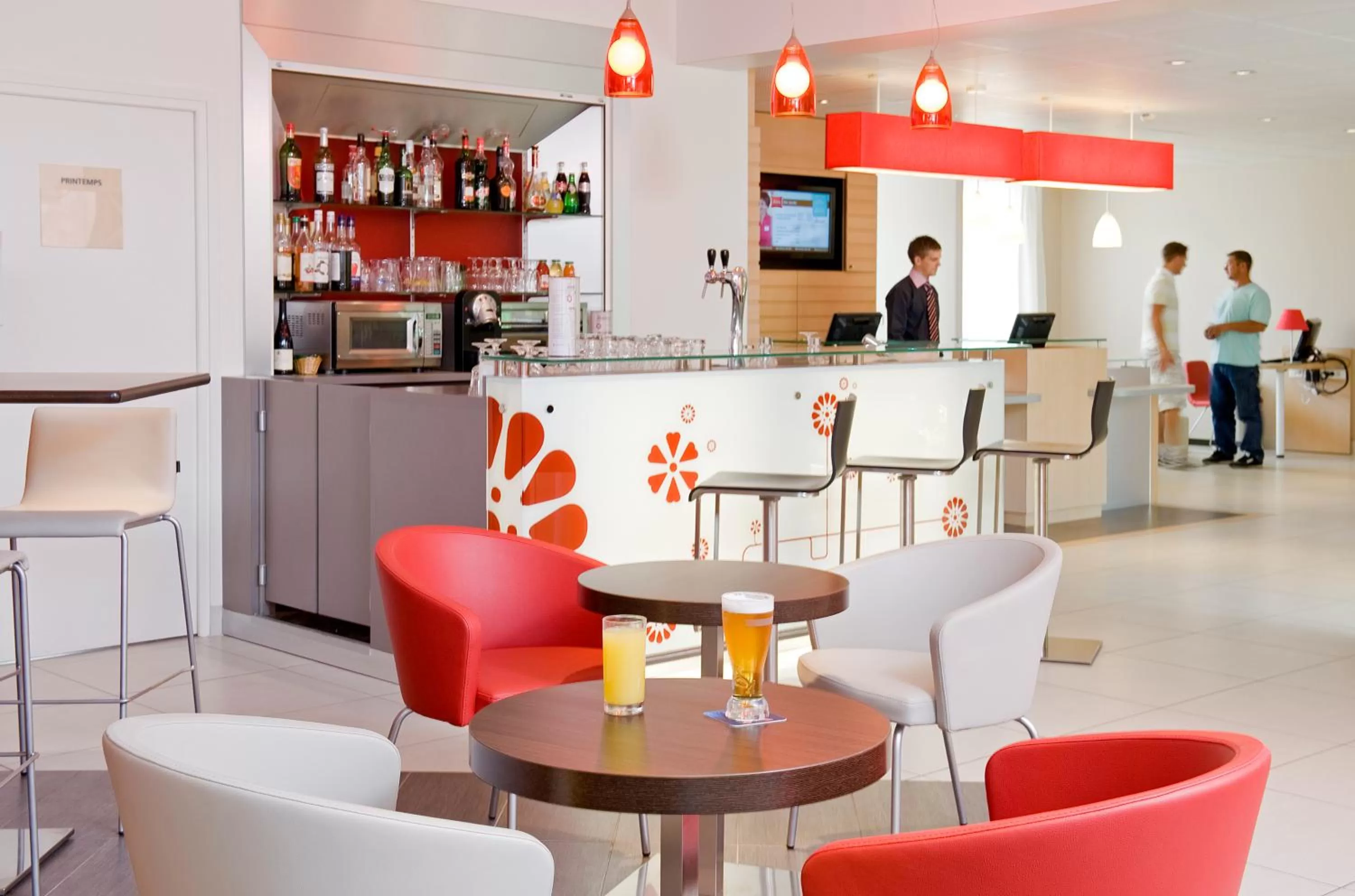 Staff in ibis Senlis