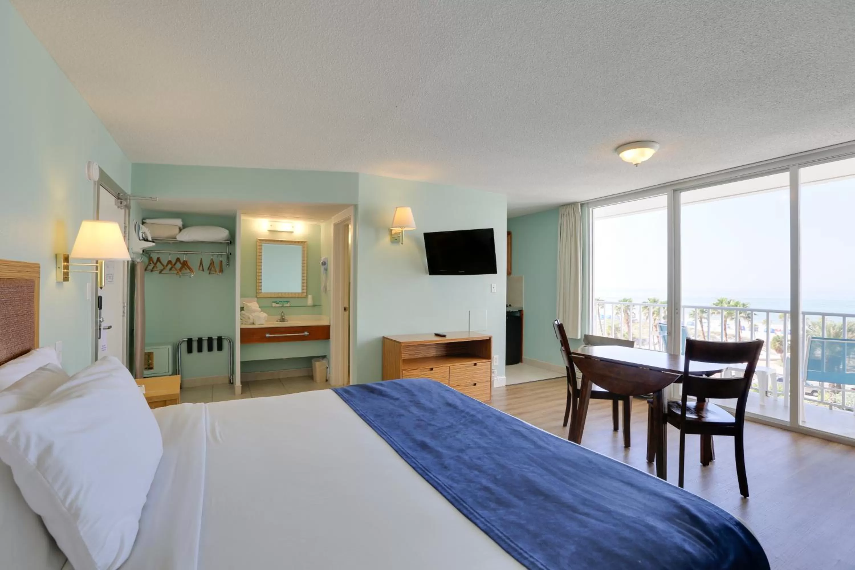 Deluxe King Room with Pool View - Non-Smoking in The Beachview Inn Clearwater Beach