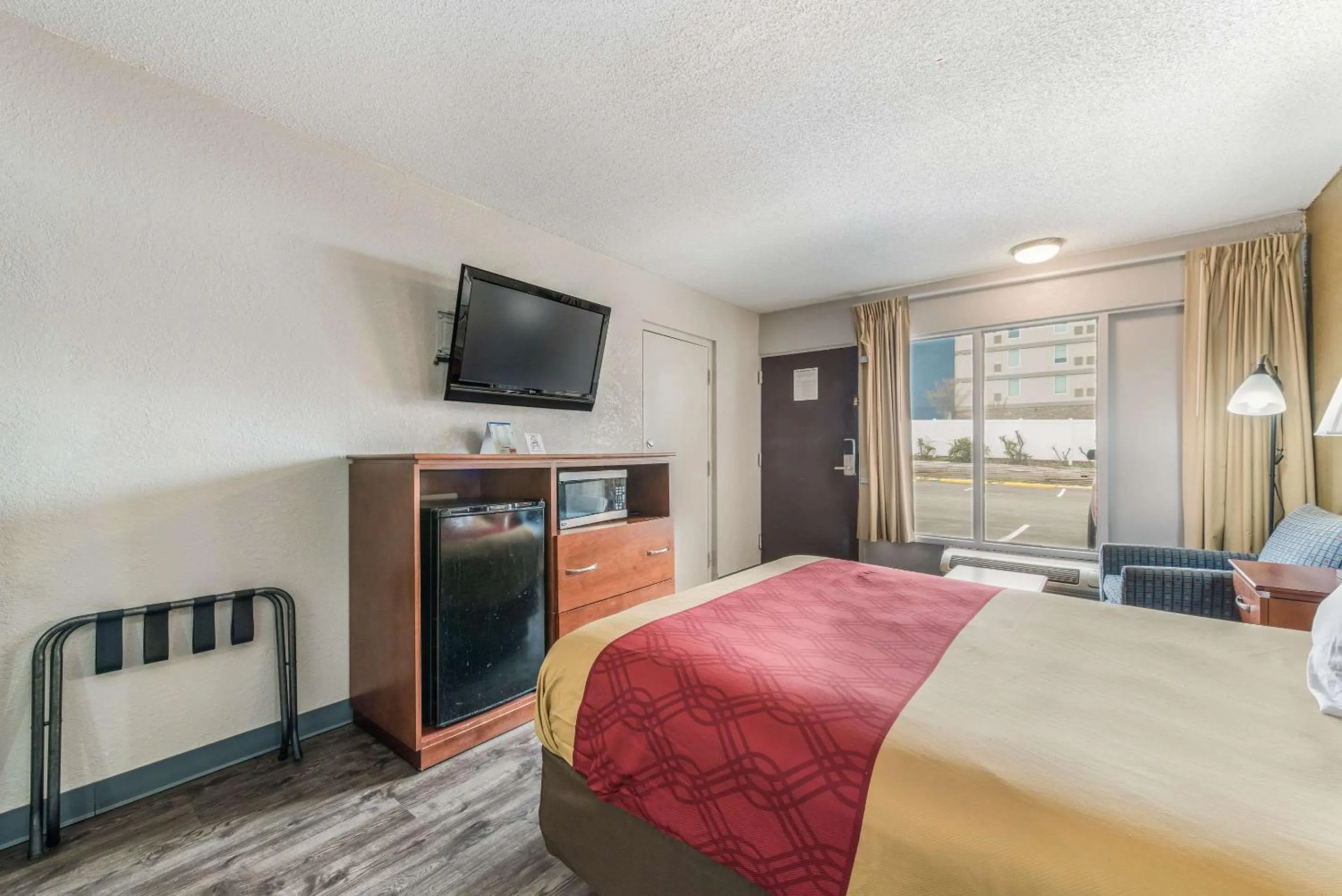 Queen Room with Accessible Tub - Accessible/Non-Smoking in Econo Lodge Salisbury