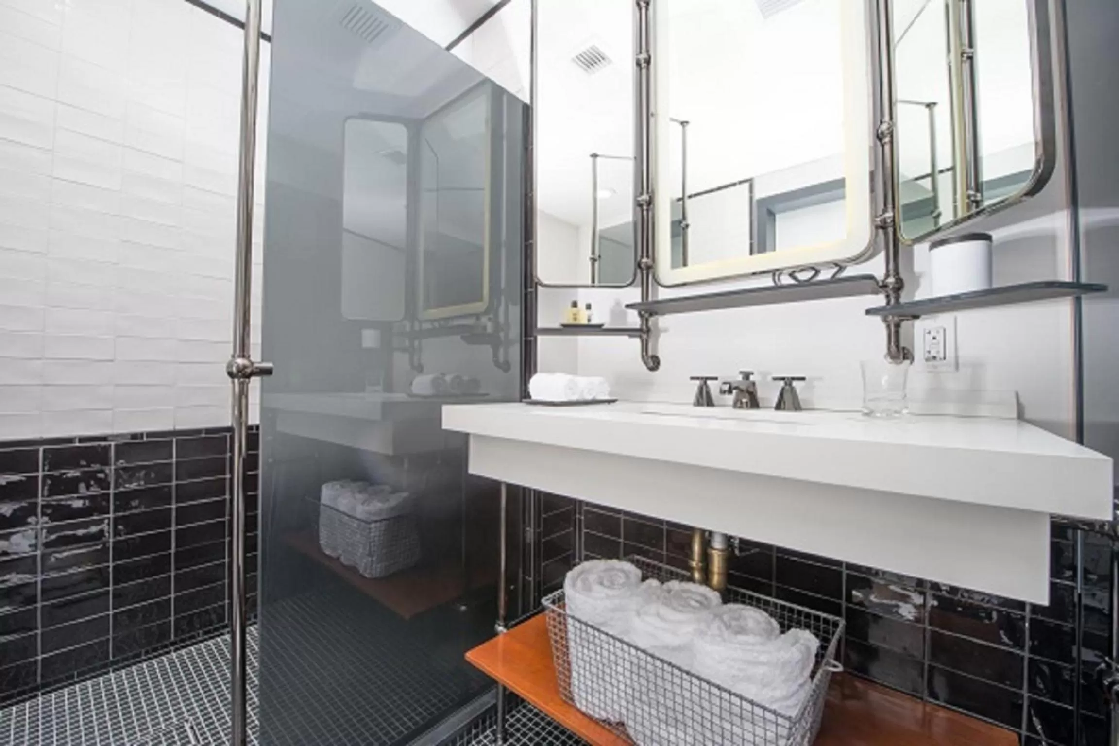 King Room with City View and Roll-In Shower - Disability Access in Thompson Seattle, by Hyatt