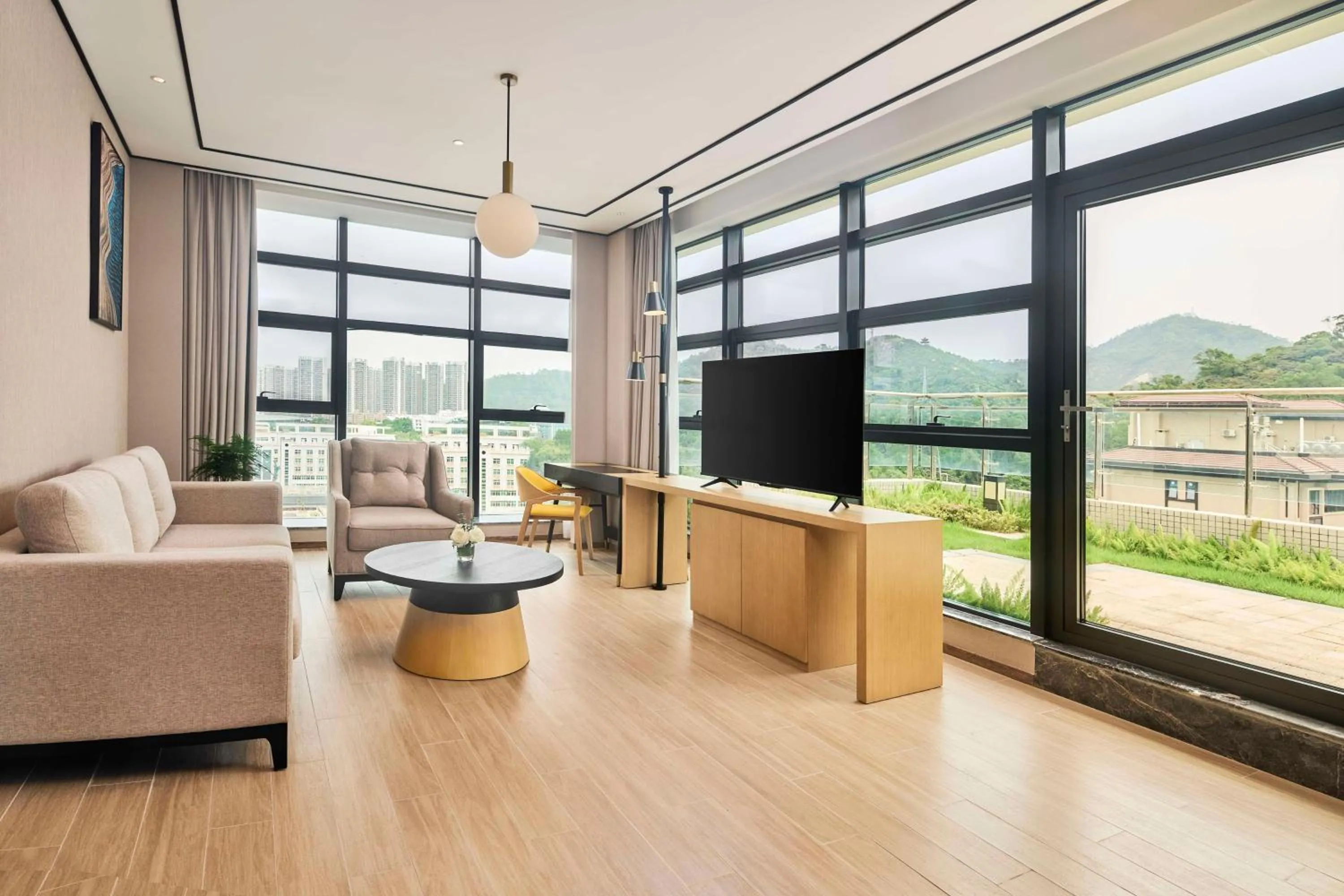 Deluxe King Suite with Balcony in Hilton Garden Inn Zhuhai Jinan University