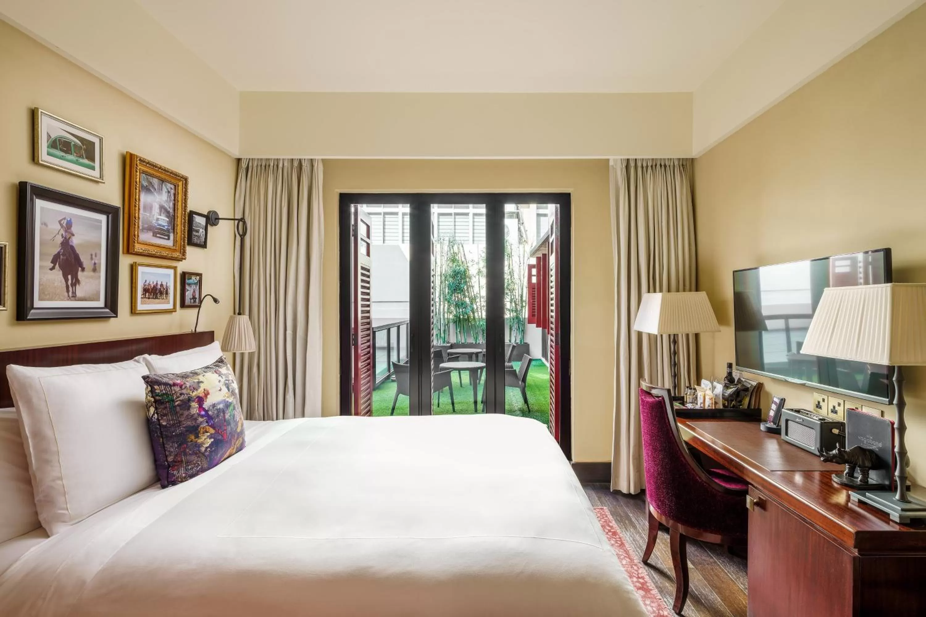 Courtyard Club Room, Club Lounge Access, Evening Cocktails, Appetizers, Guest Room, 1 King in The Vagabond Club, a Tribute Portfolio Hotel Singapore