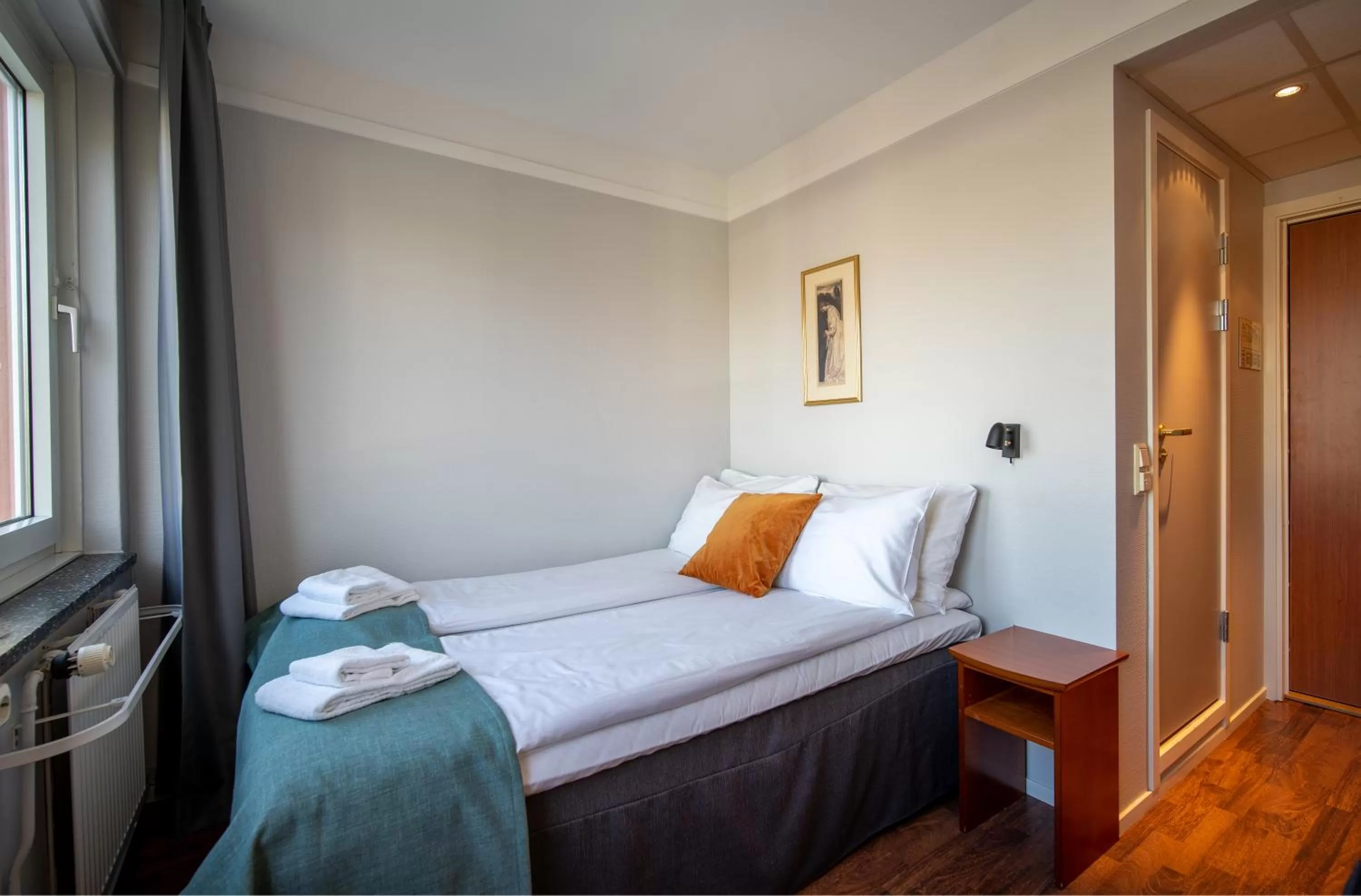 Budget Double Room in Enter Amalie Hotel