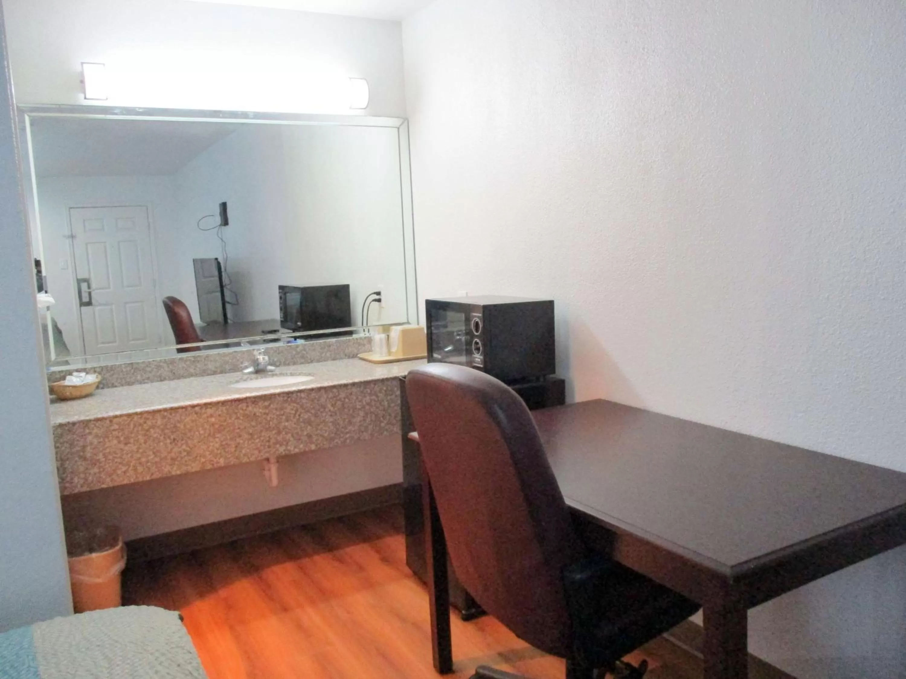 Deluxe King Room - single occupancy - Smoking in Motel 6-Freeport, TX