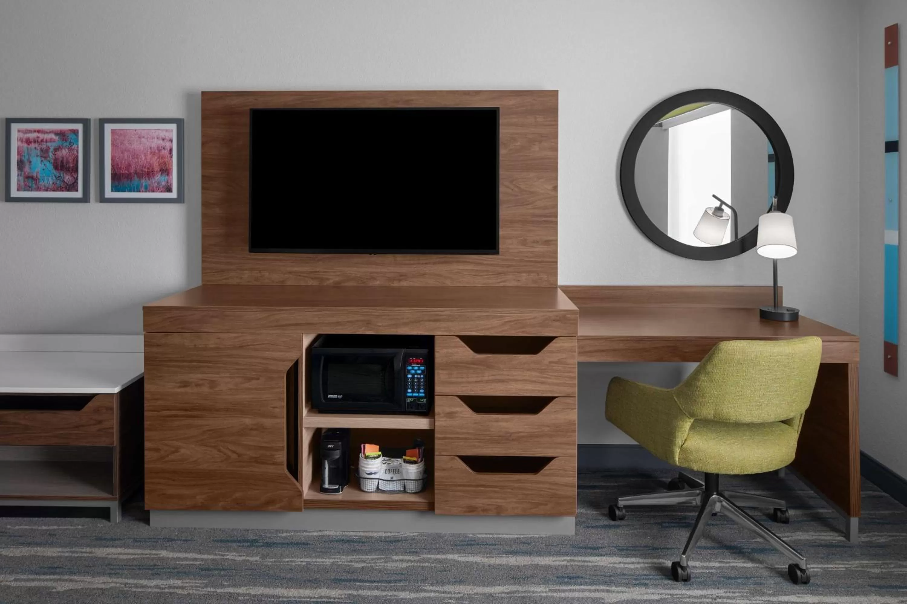 King Room with Accessible Tub - Mobility and Hearing Access/Non-Smoking in Hampton Inn & Suites Grand Rapids-Airport 28th St