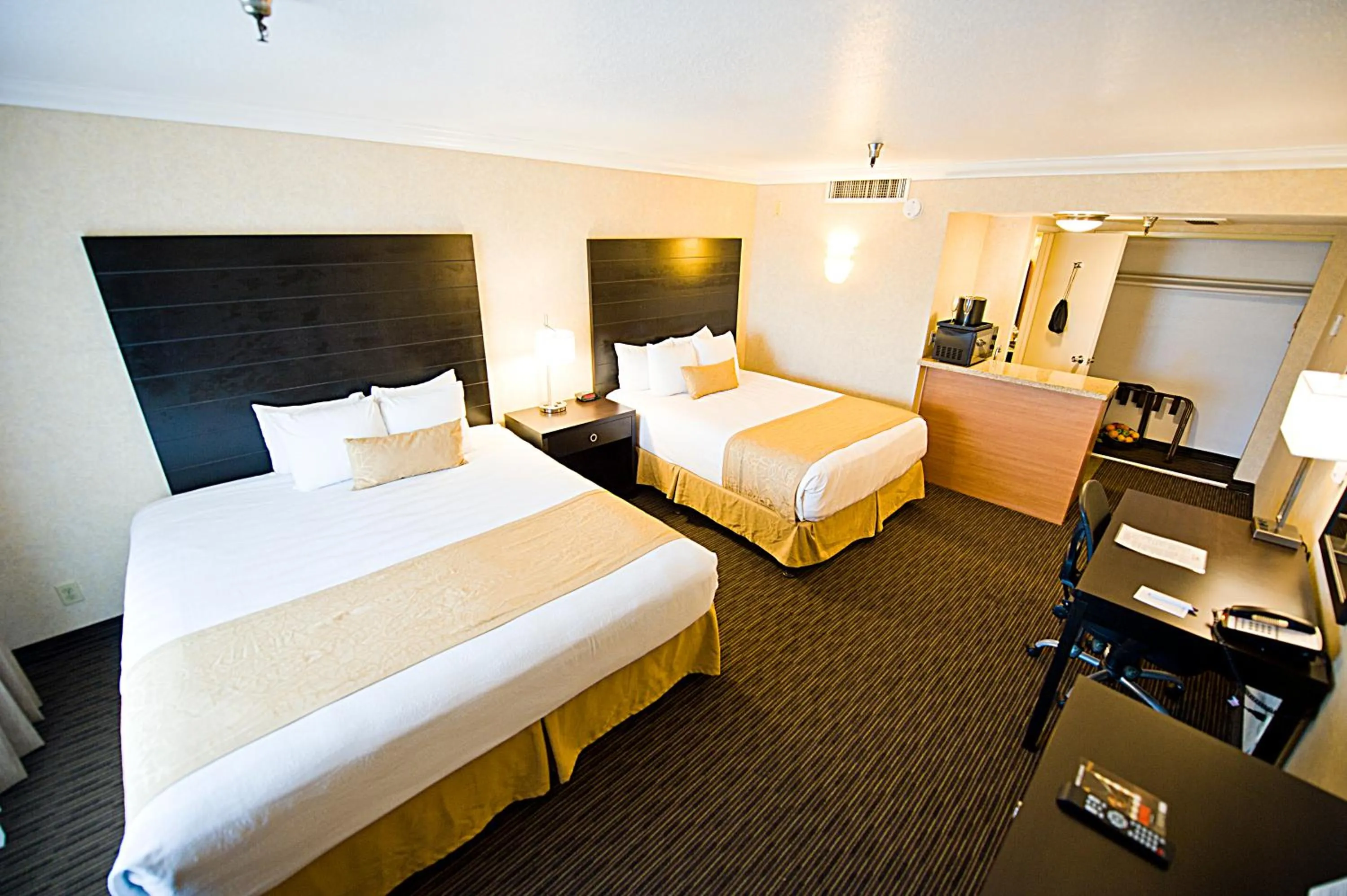 Standard Double Room with Two Double Beds in Hotel d'Lins Ontario Airport