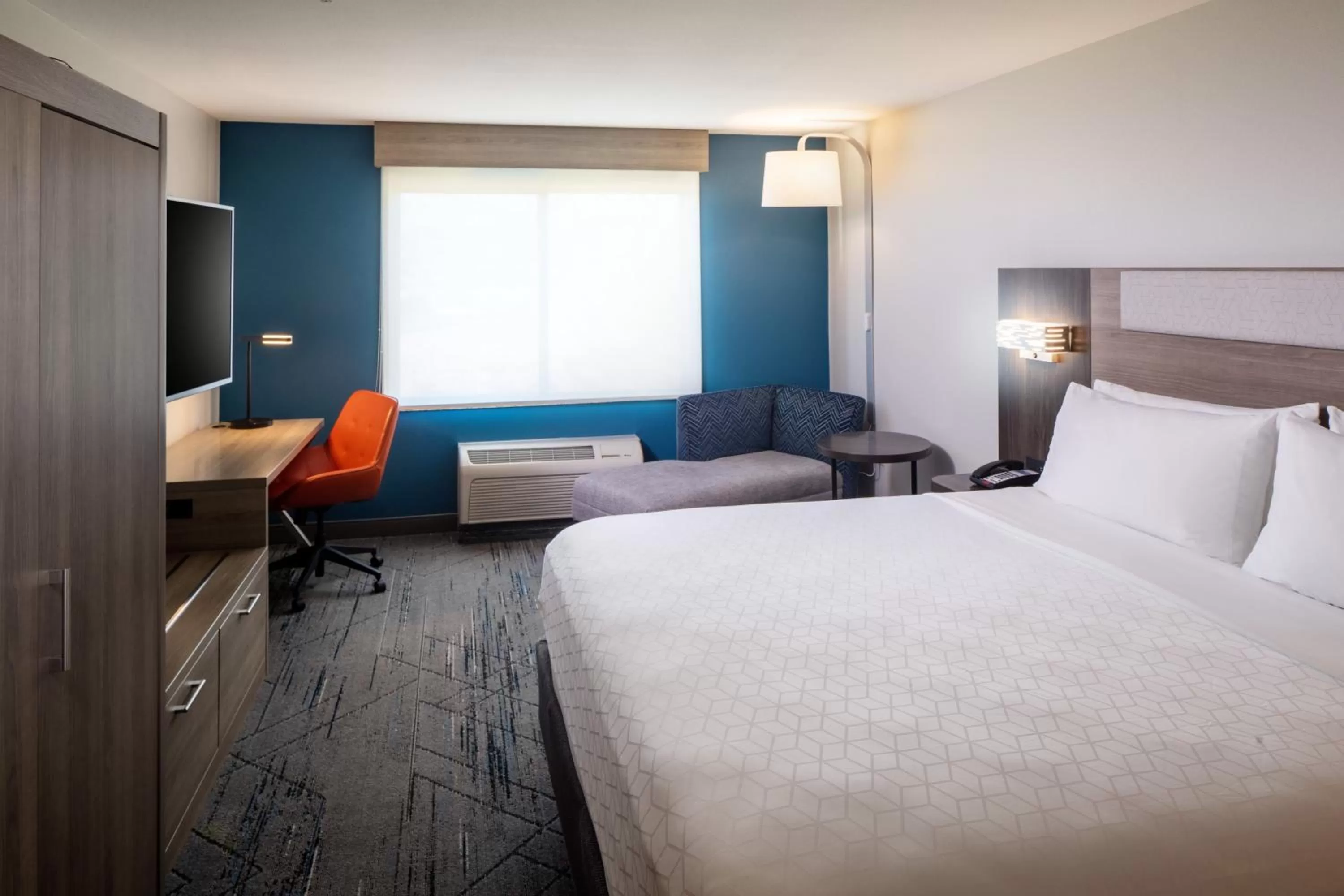 Standard King Room with Mobility Accessible Tub in Holiday Inn Express and Suites Los Alamos Entrada Park by IHG