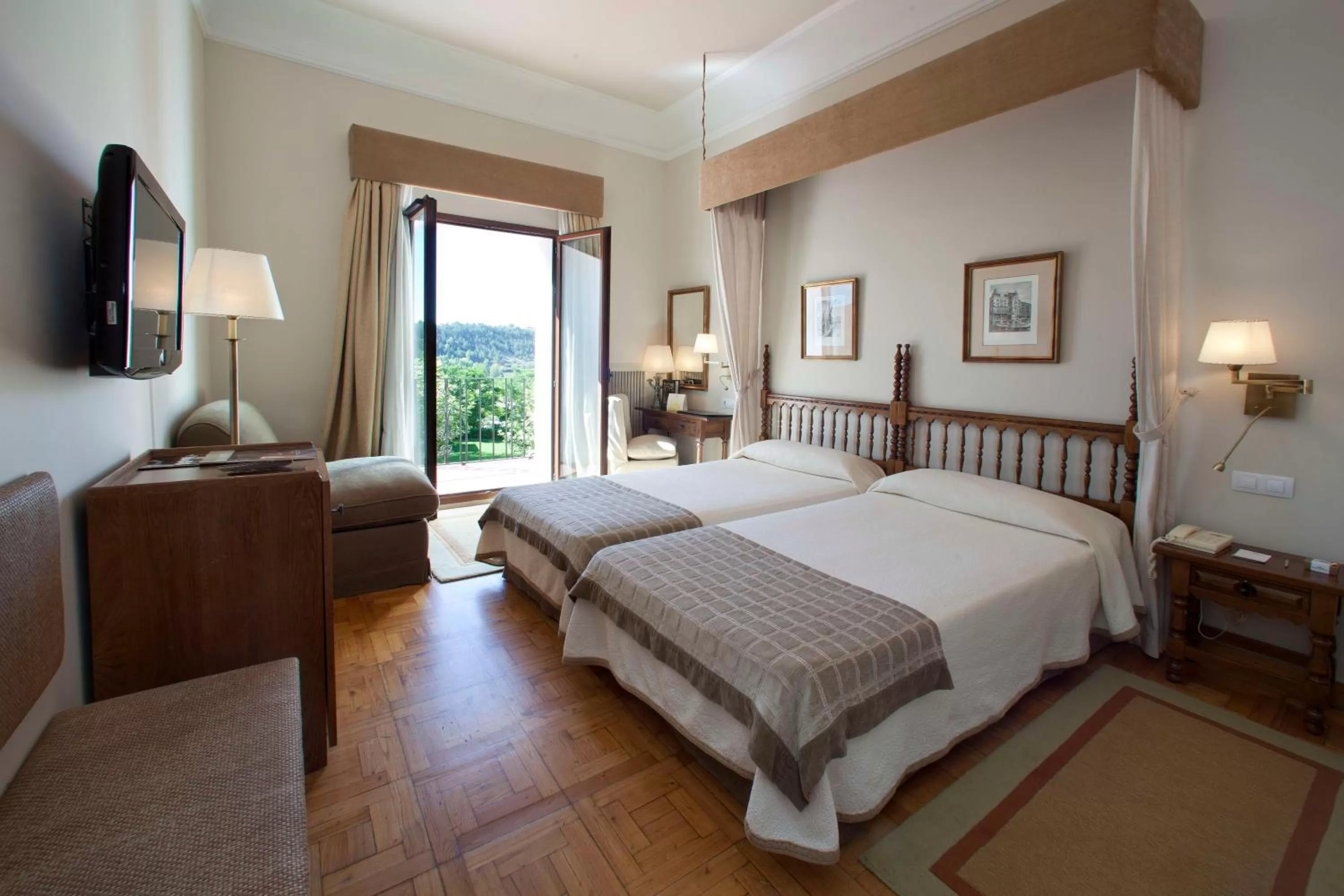 Standard Double Room (2 Adults + 1 Child) in Parador de Teruel