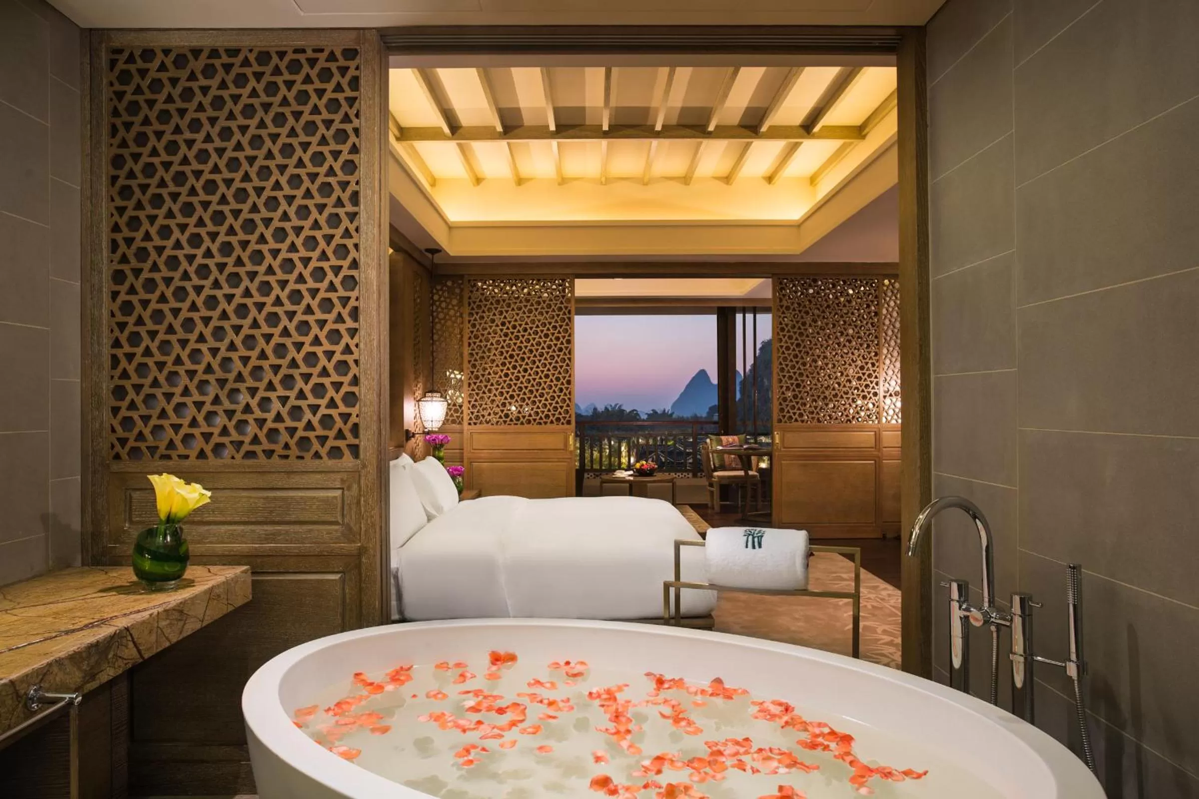 Pagoda Lake King Suite in Banyan Tree Yangshuo