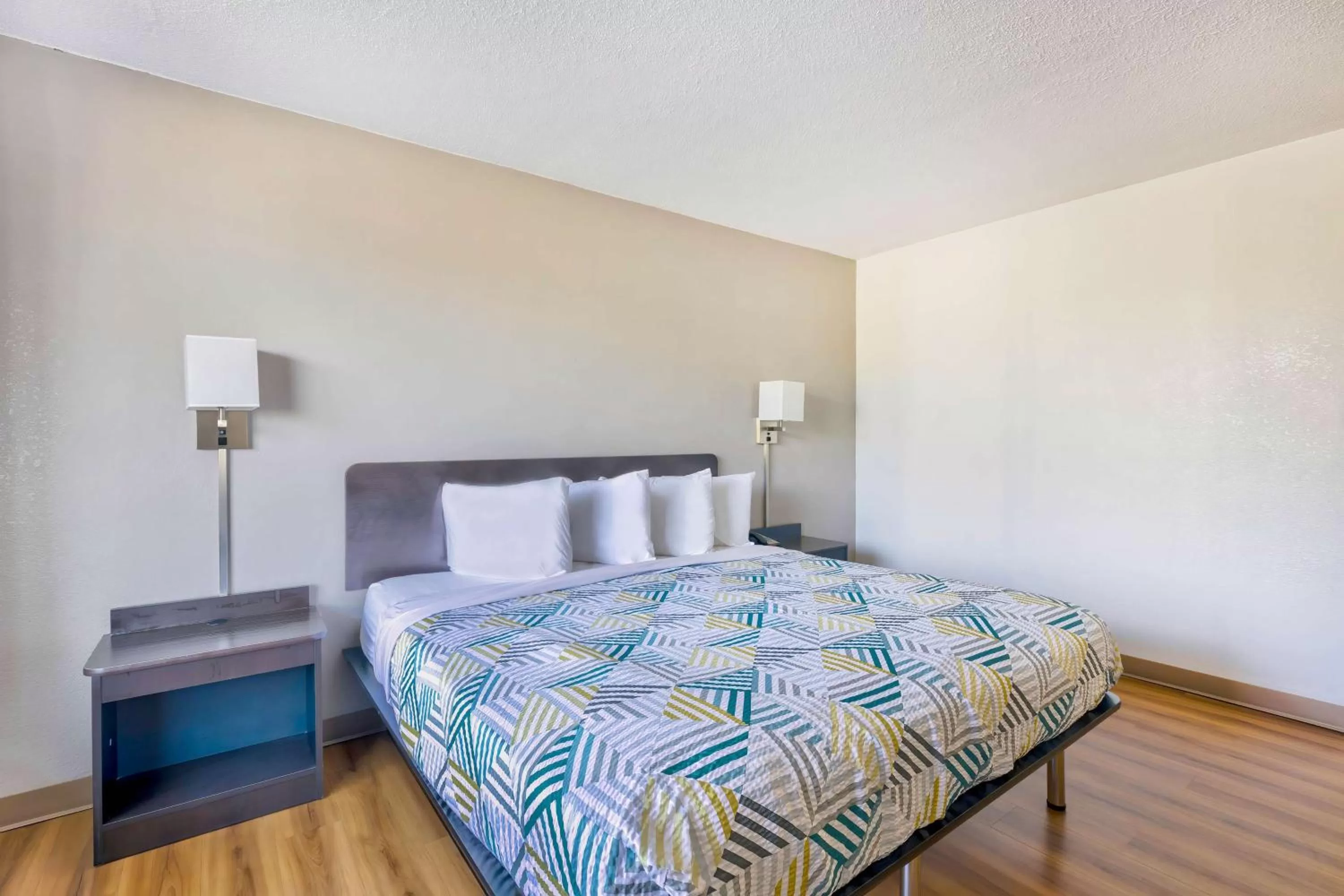 King Room - single occupancy - Disability Access - Non-Smoking in Motel 6-Mount Jackson, VA - Shenandoah