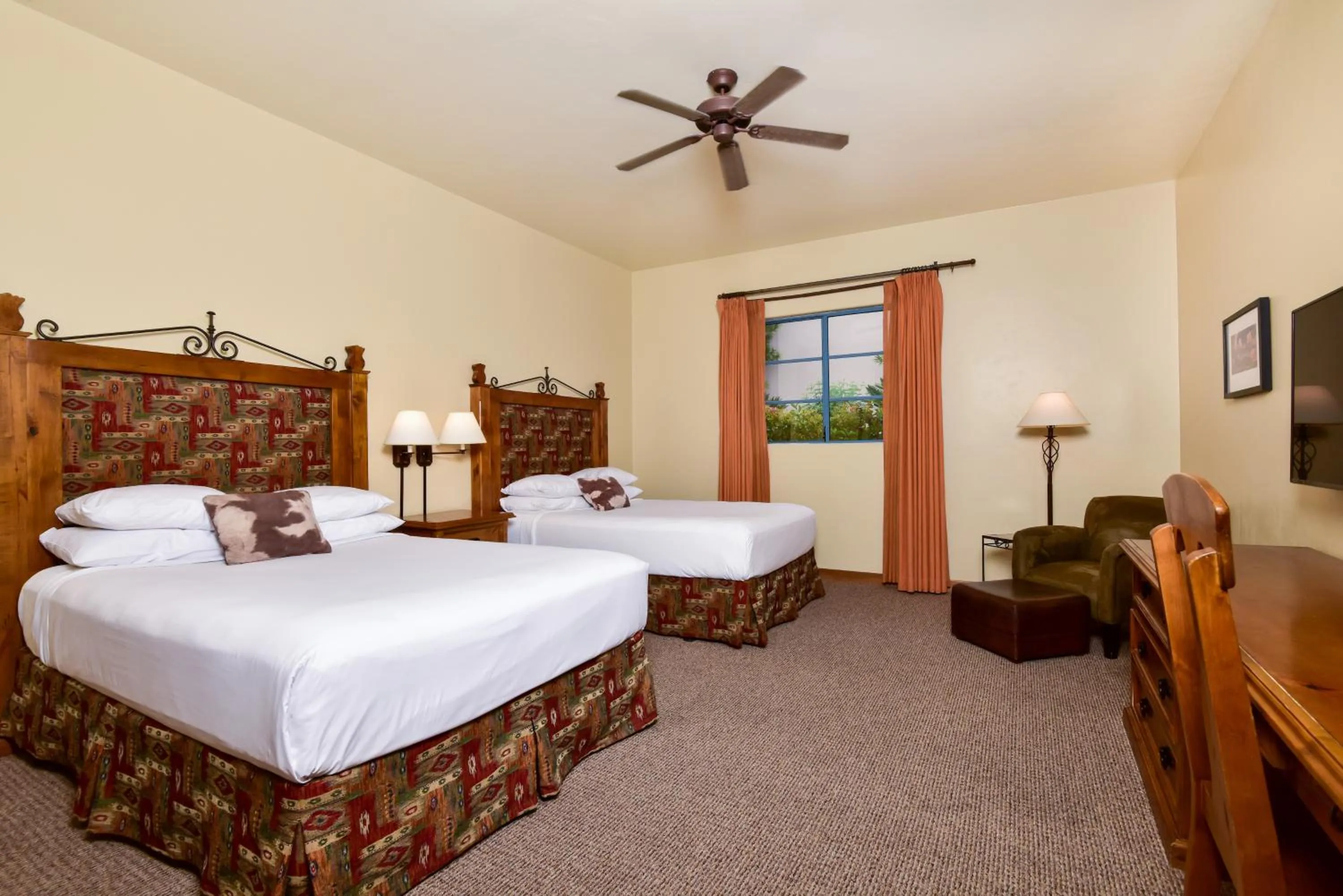 Queen Room with Two Queen Beds in Lodge On The Desert