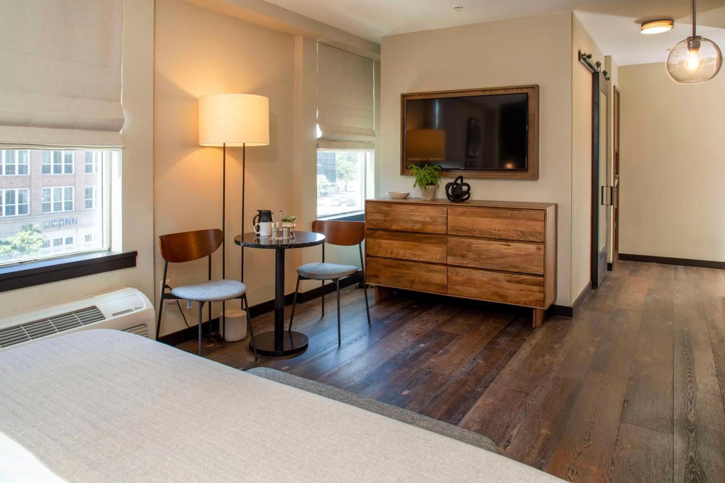 Downtown Deluxe King Room in The Lloyd Stamford, Tapestry Collection by Hilton