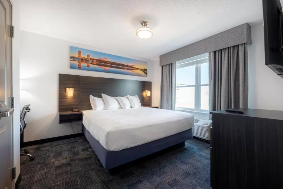Deluxe King Suite - single occupancy in Independence Stay Hotel and Long term suites