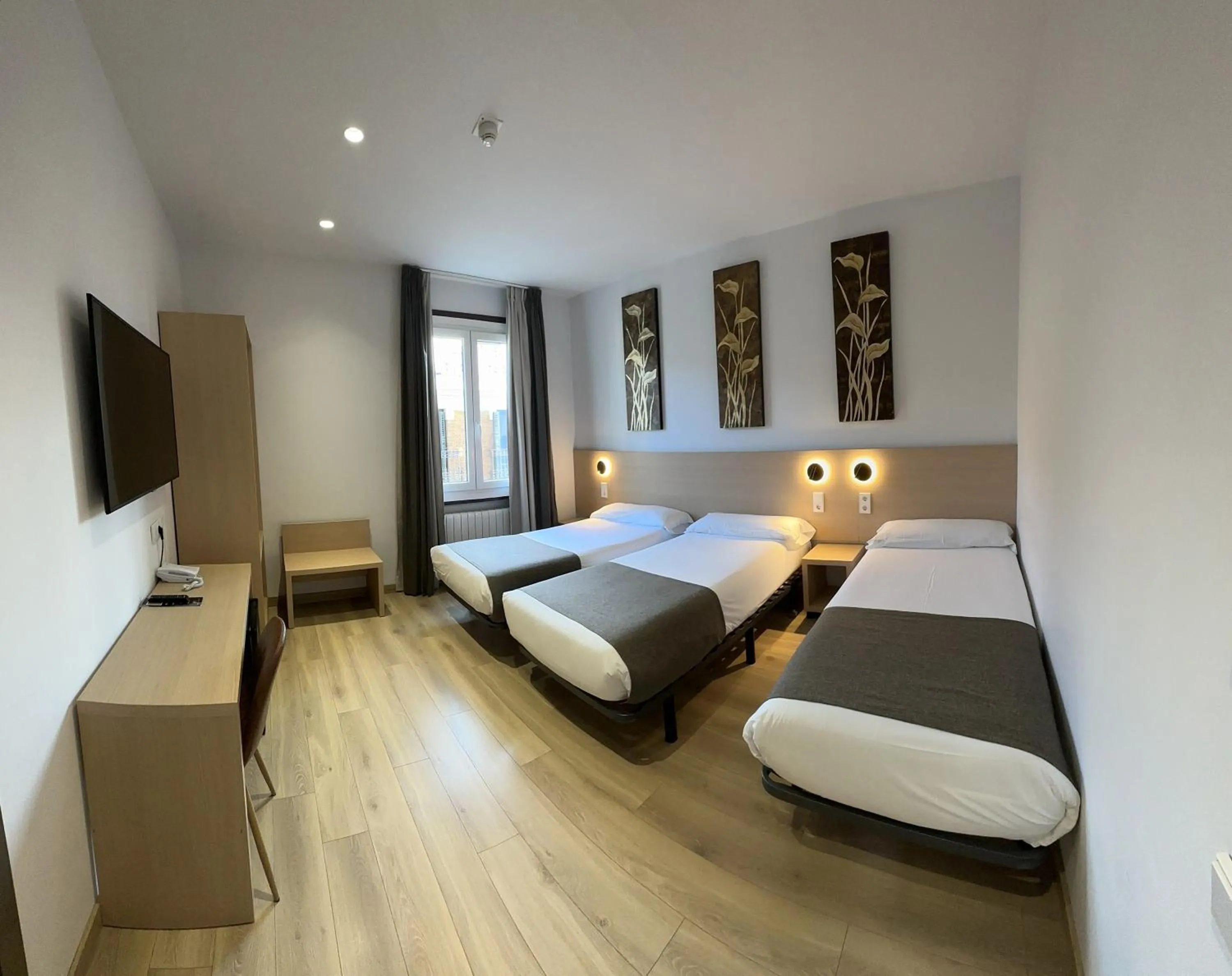 Superior Triple Room in Hostal Abadia Madrid