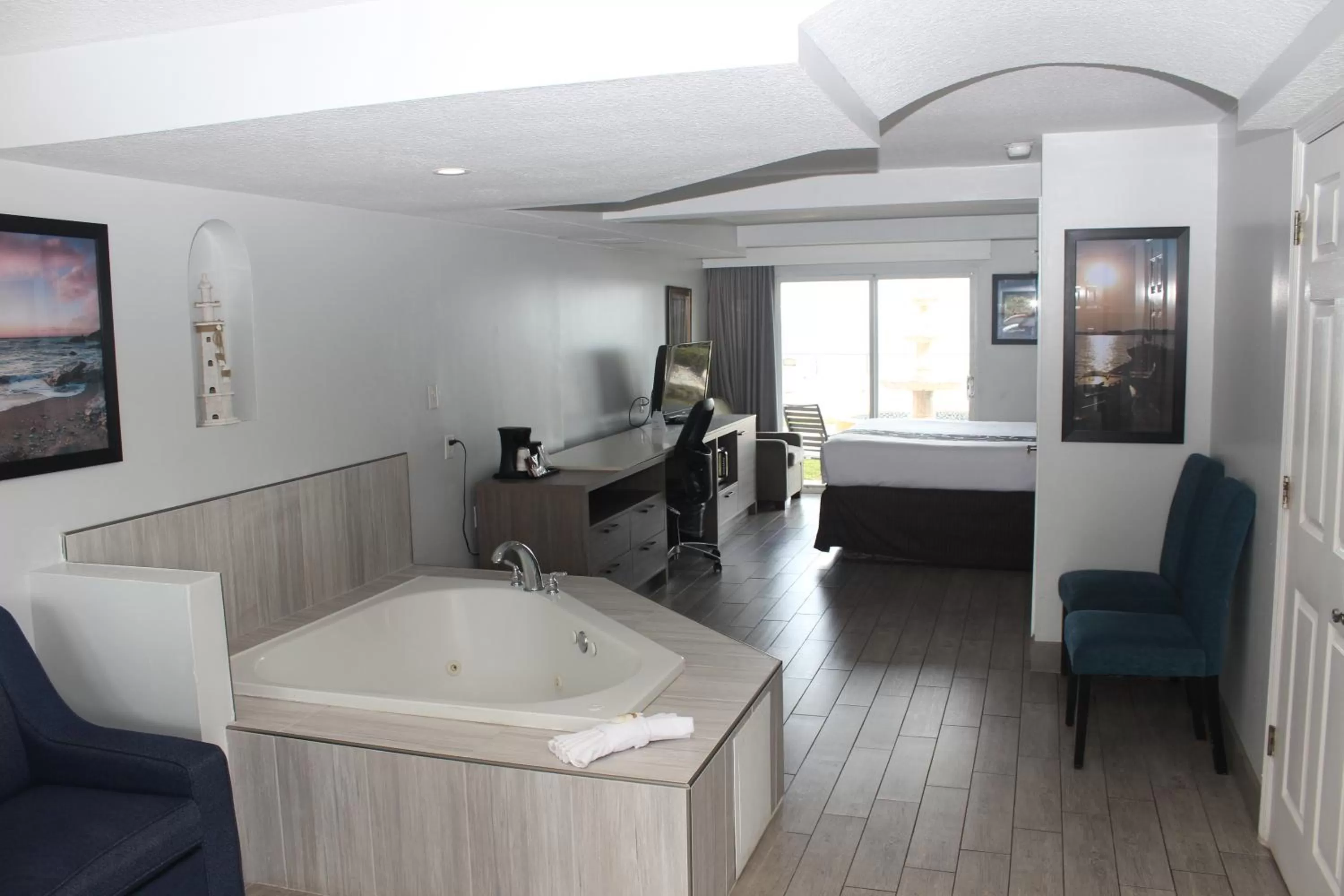 Oceanfront King Suite with Jettet Tub - Non-Smoking in La Quinta by Wyndham Oceanfront Daytona Beach