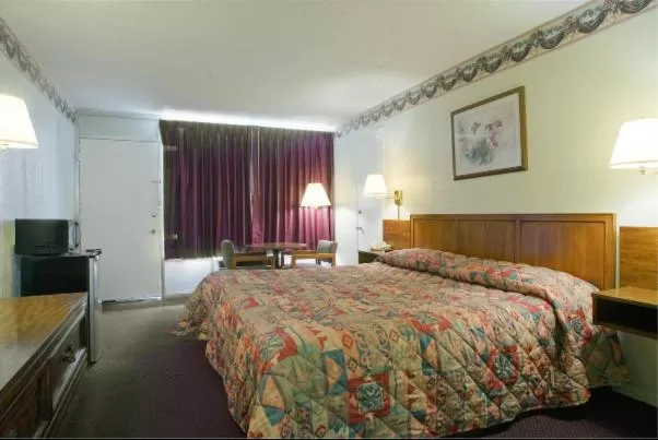 King Room - Non-Smoking in Americas Best Value Inn Loudon Lenoir City