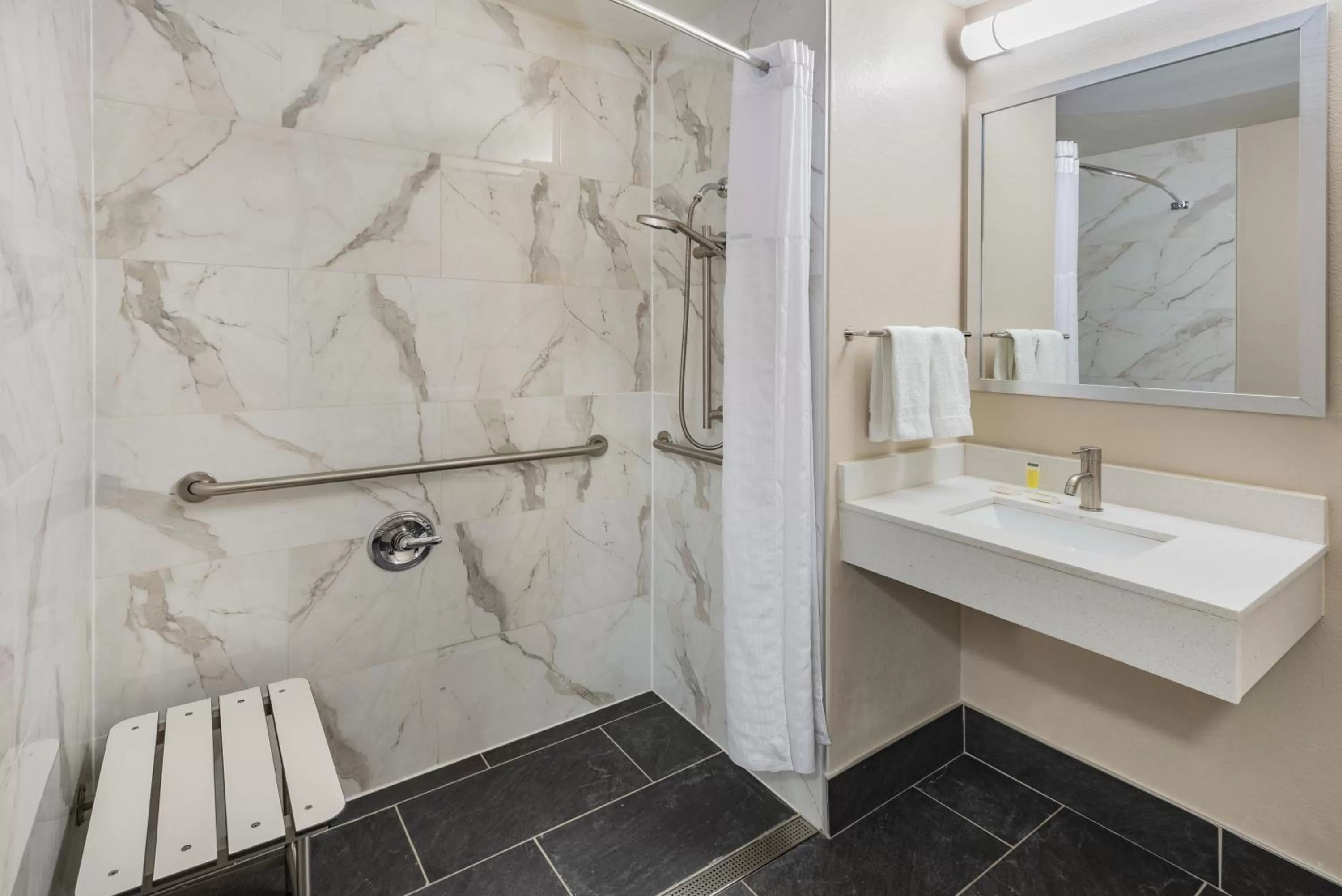 King Room with Roll-in Shower - Mobility Access/Non-Smoking in Super 8 by Wyndham Charlottesville