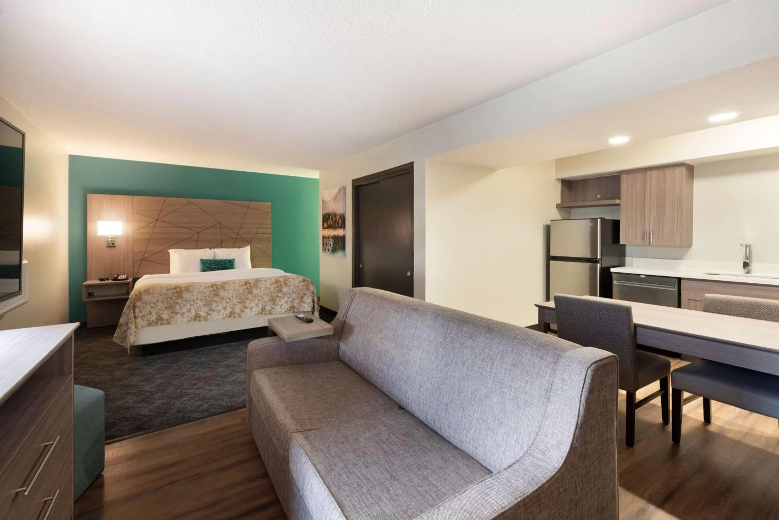 King Suite with Bath Tub, Sofa Bed and Full Kitchen - Disability Access/Non-Smoking in Best Western Fishkill Inn & Suites