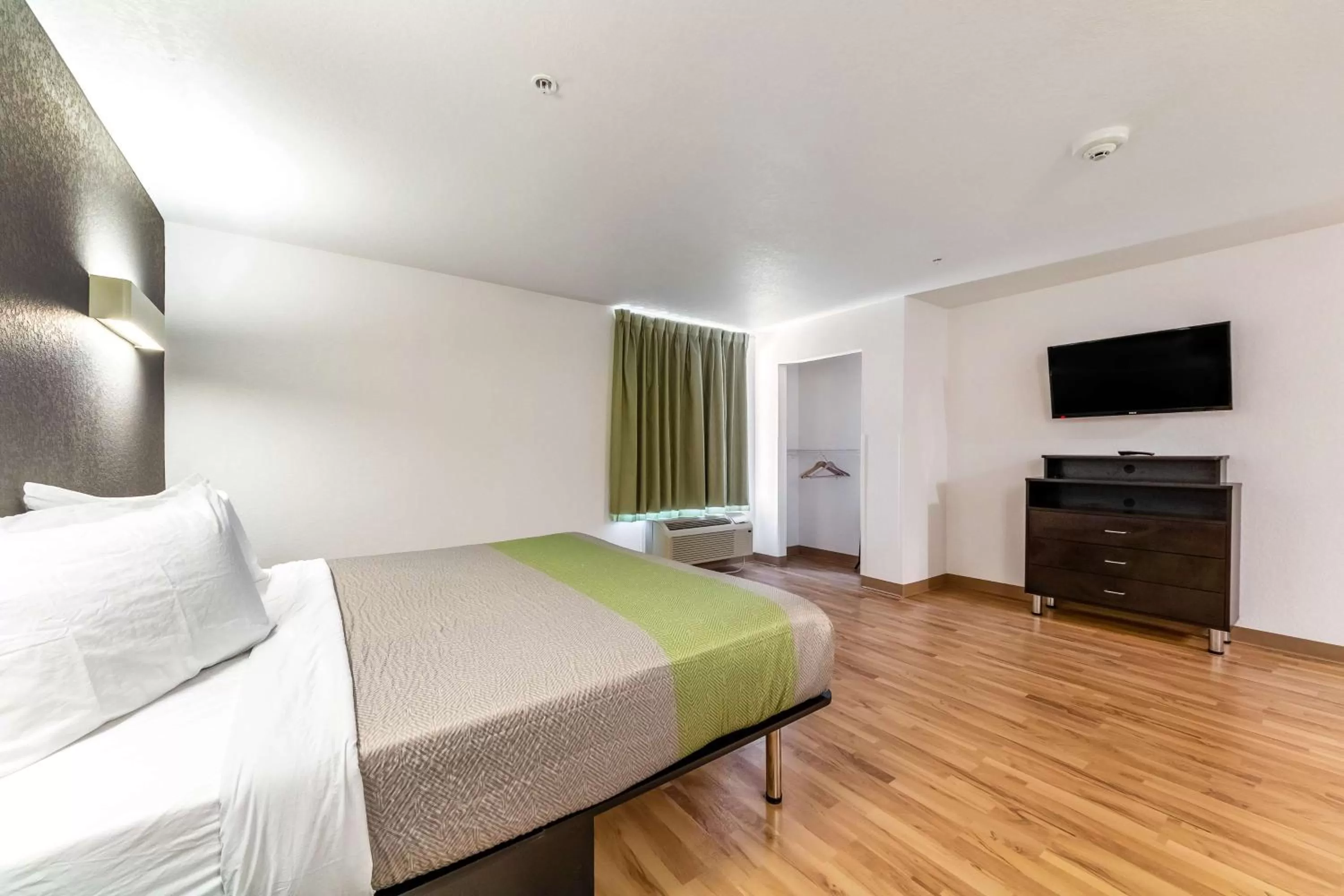 King Room - Disability Access - Non-Smoking in Studio 6-San Marcos, TX