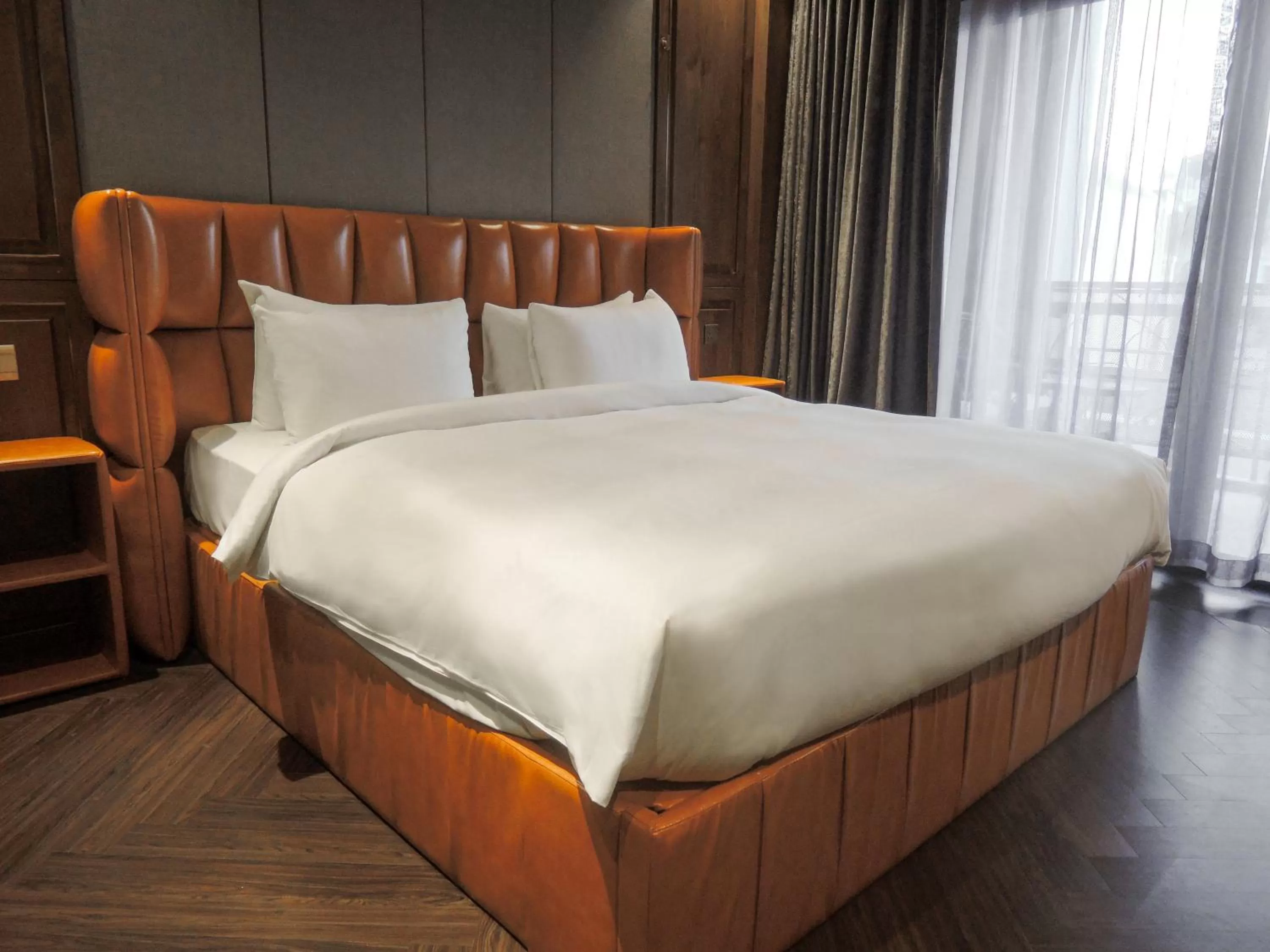 Deluxe Double Room with Bath in CHECK inn Phnom Penh BKK1