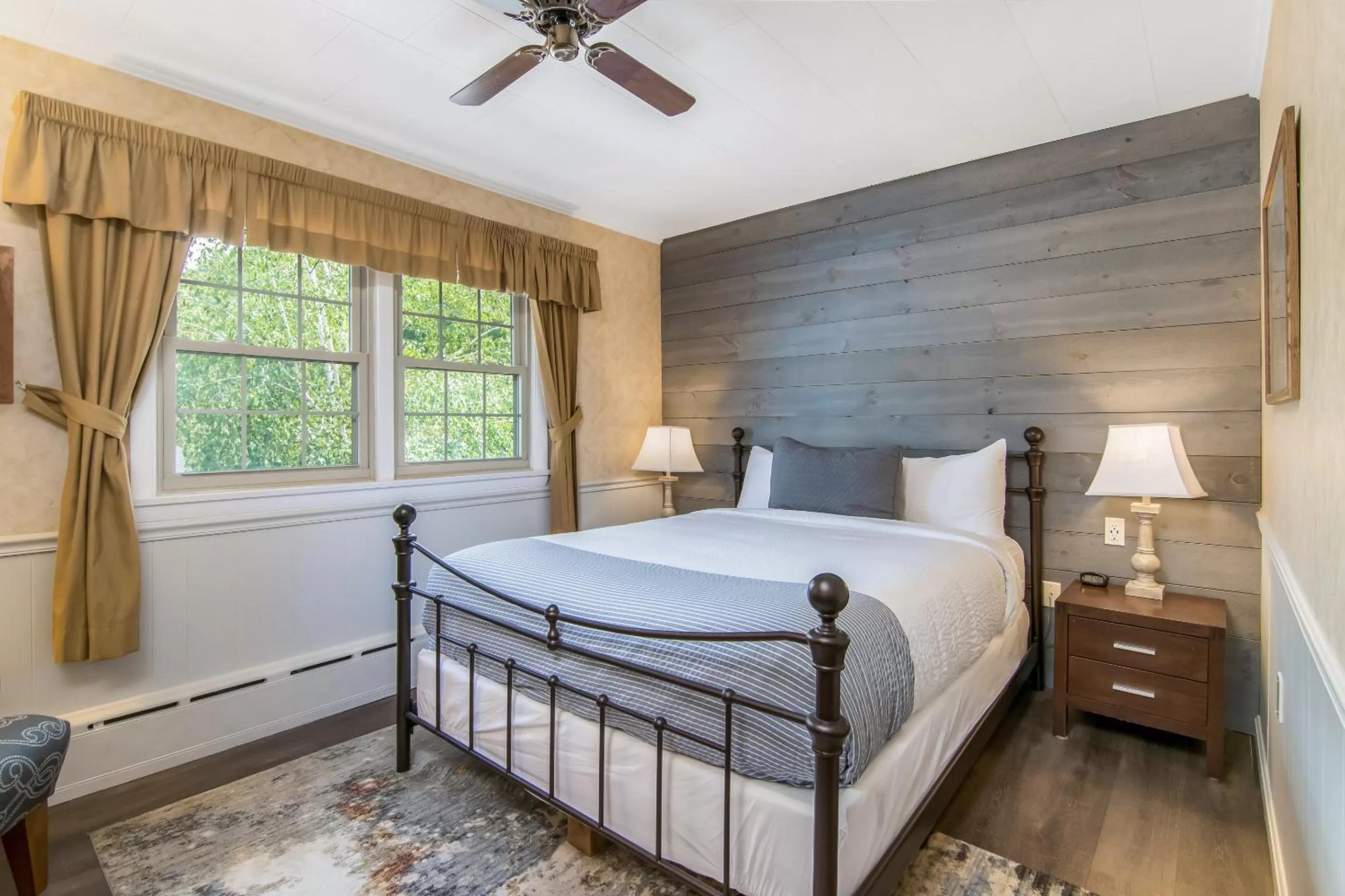 One Queen Room in Grey Fox Inn