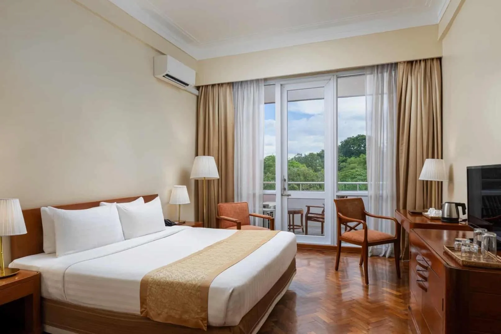 Superior King Room in Inya Lake Hotel Yangon