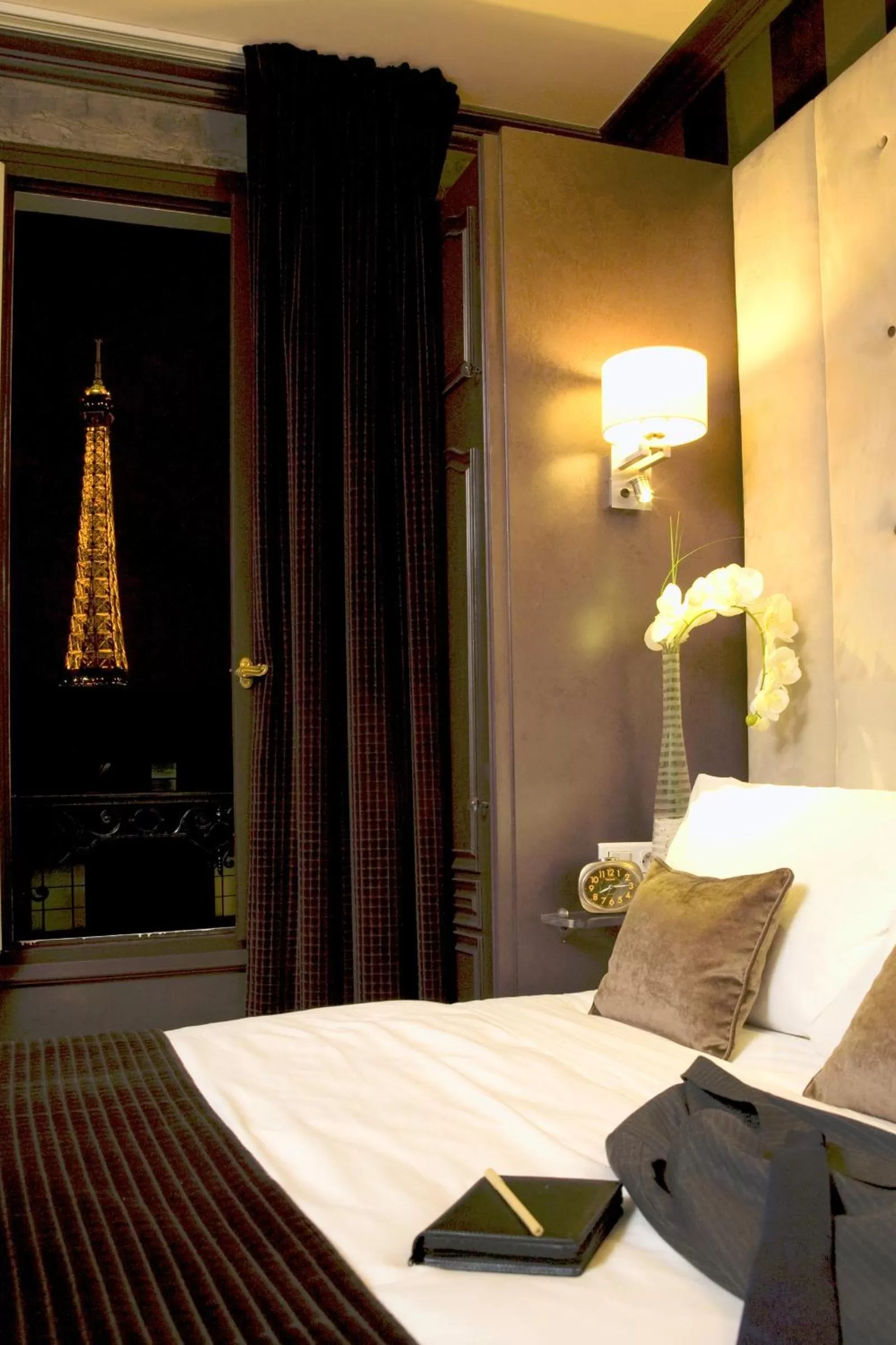 Bed in Eiffel Trocadéro